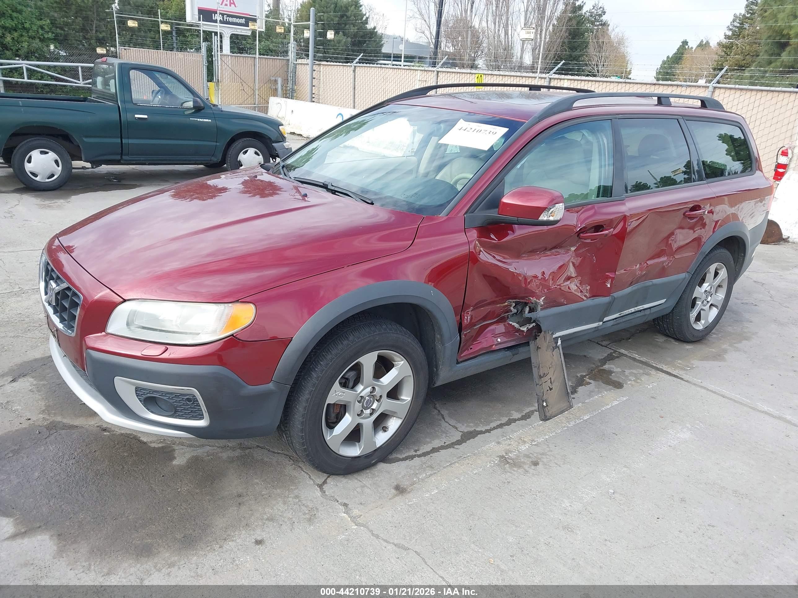 VOLVO XC70 image 2