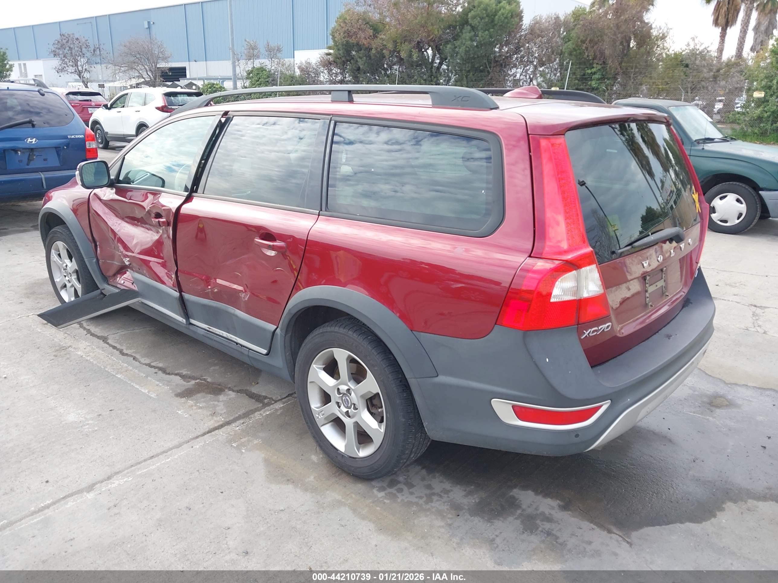 VOLVO XC70 image 3