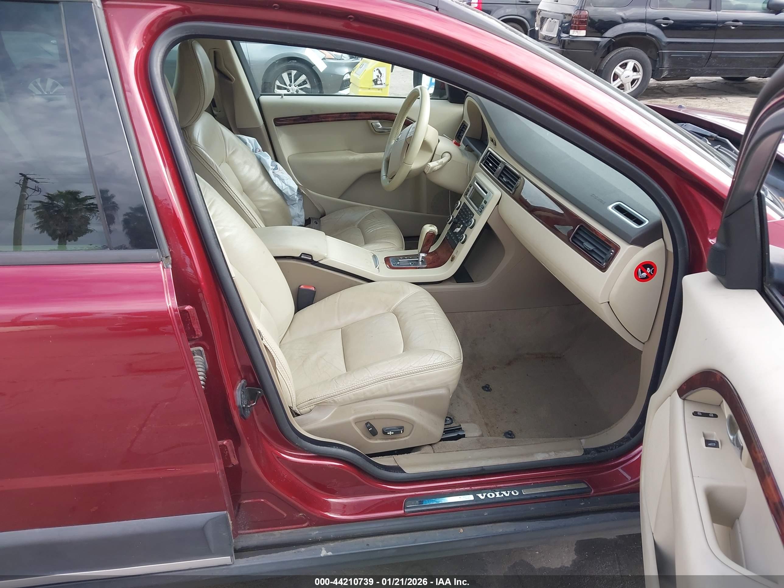 VOLVO XC70 image 5