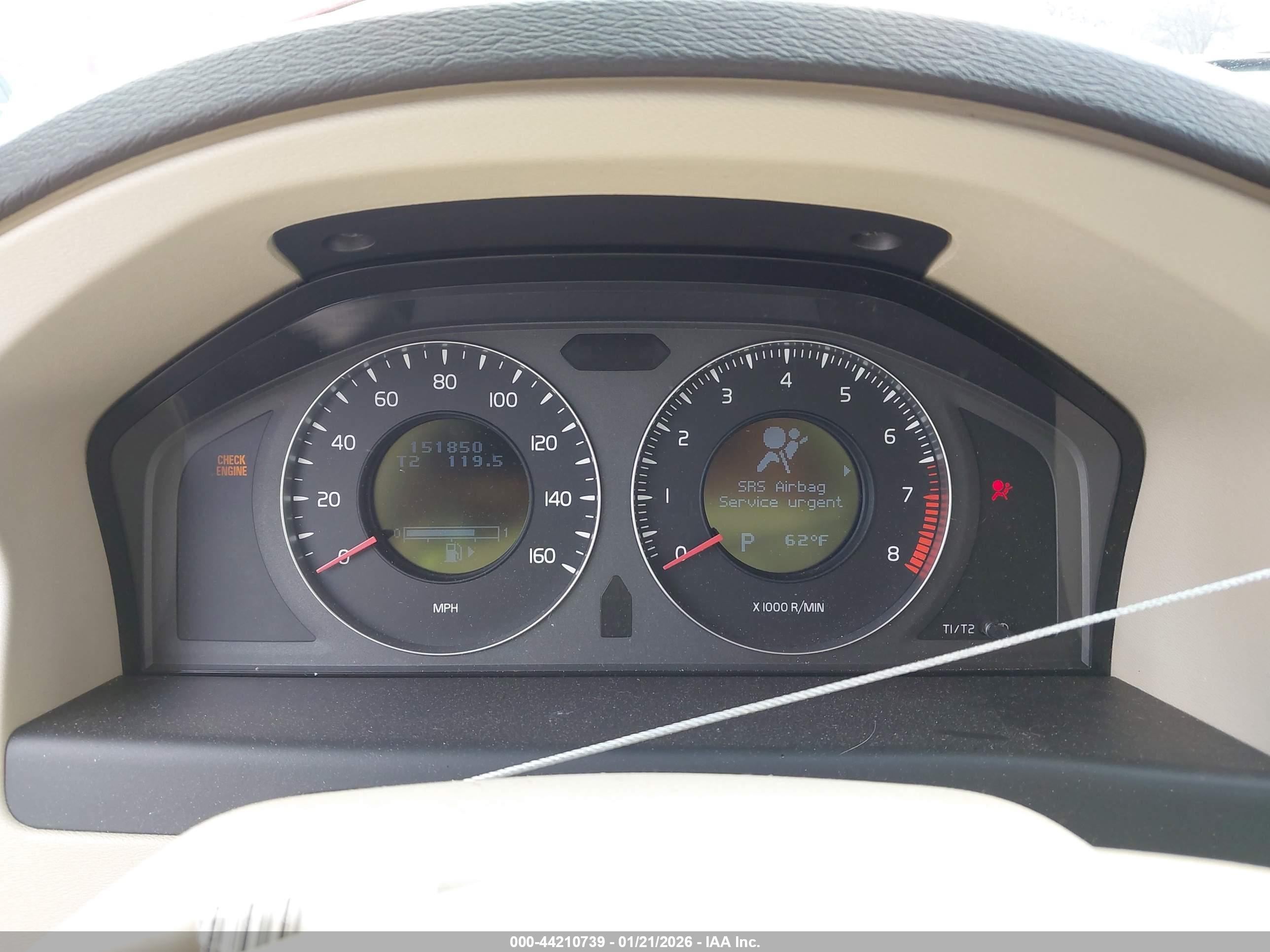 VOLVO XC70 image 7