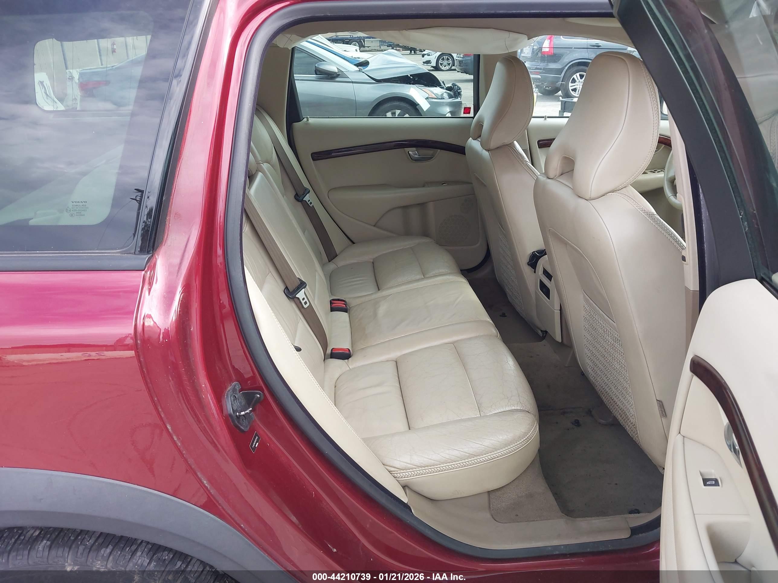 VOLVO XC70 image 8