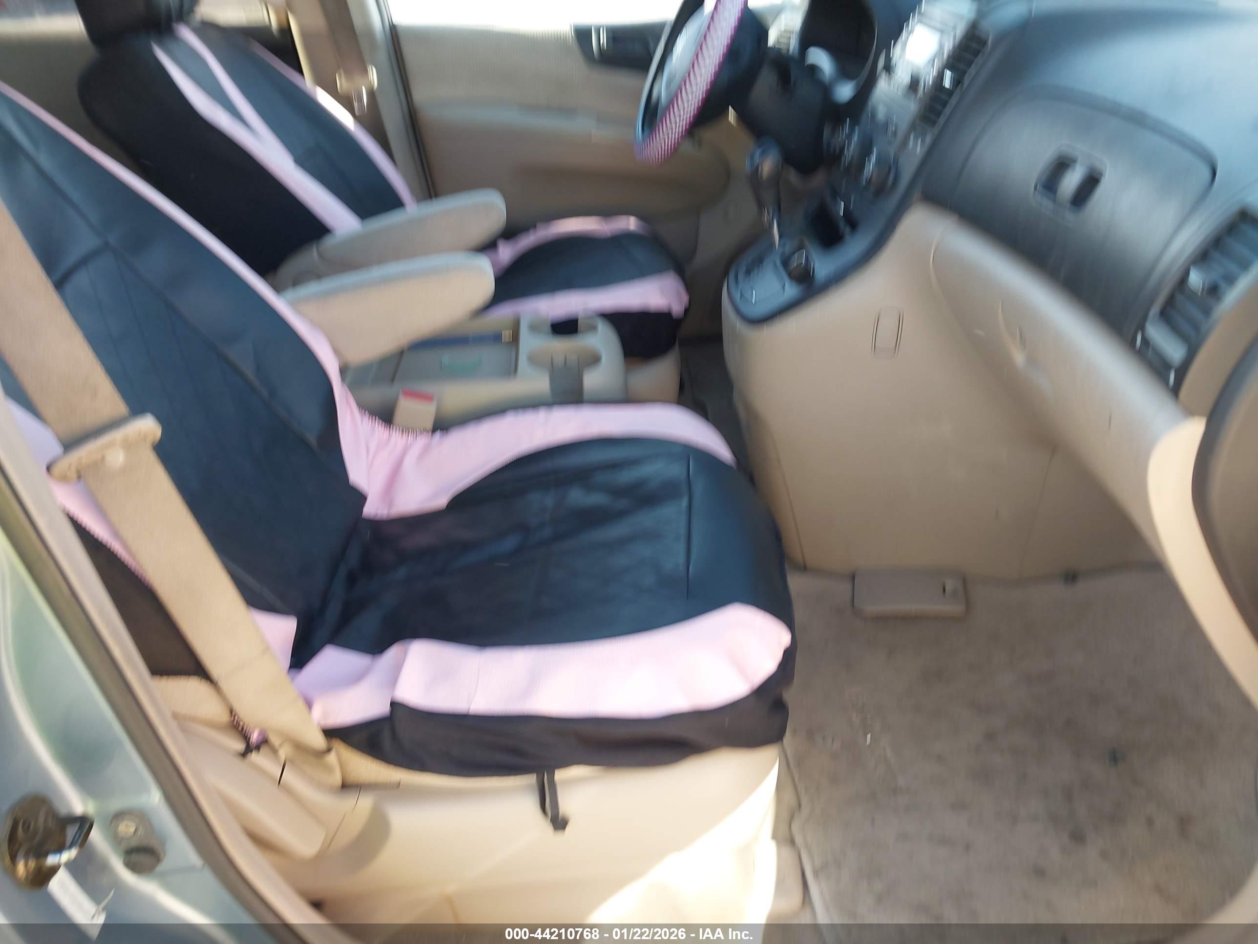 HYUNDAI ENTOURAGE image 5