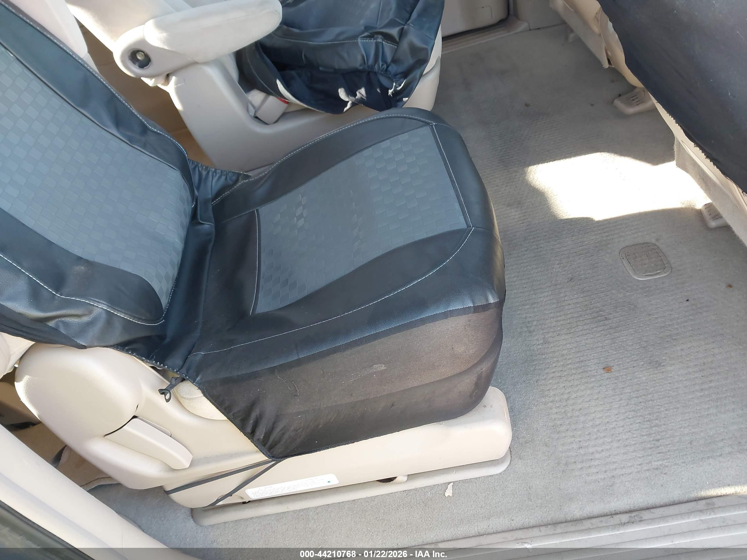 HYUNDAI ENTOURAGE image 8