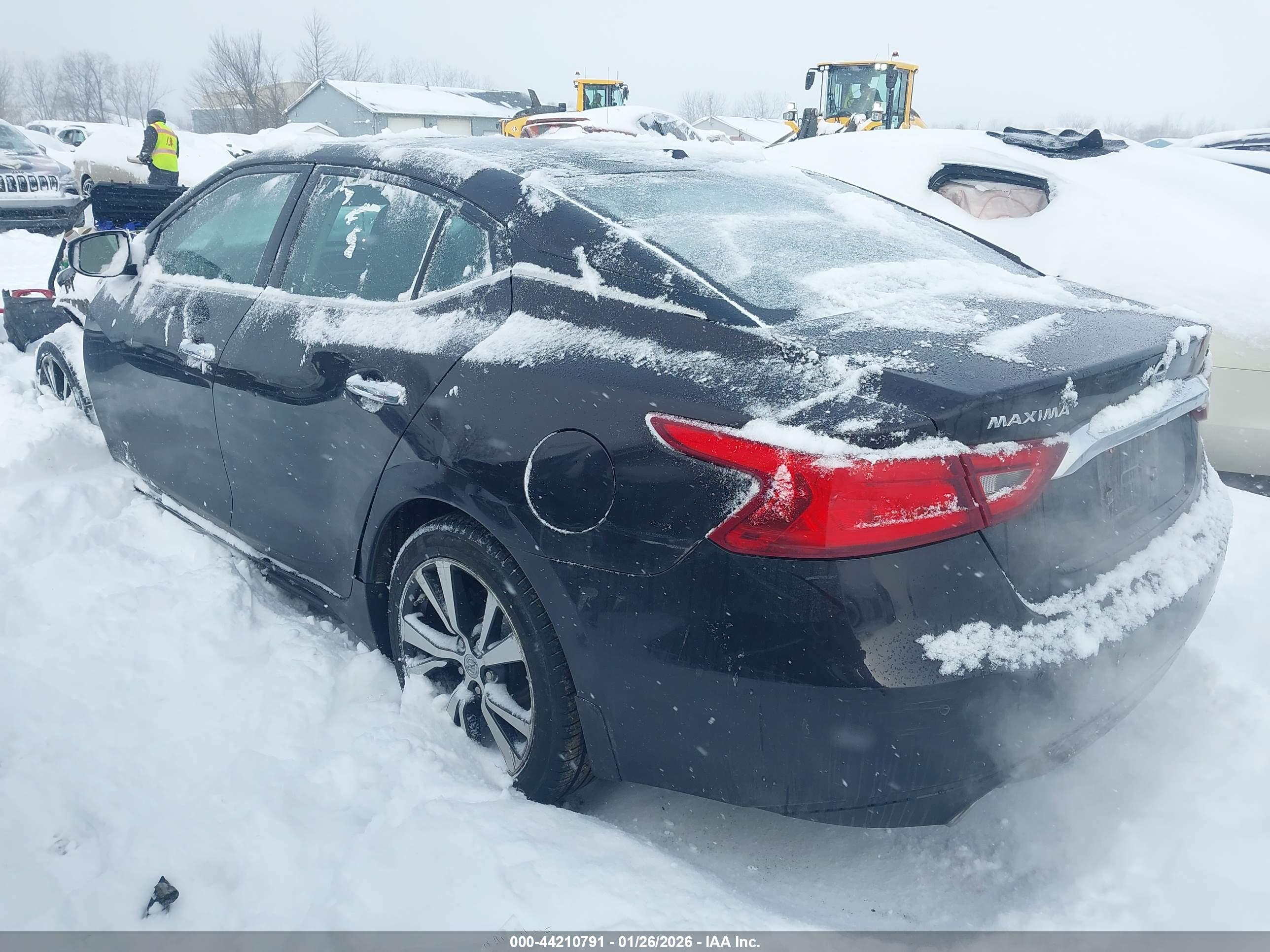 NISSAN MAXIMA image 3