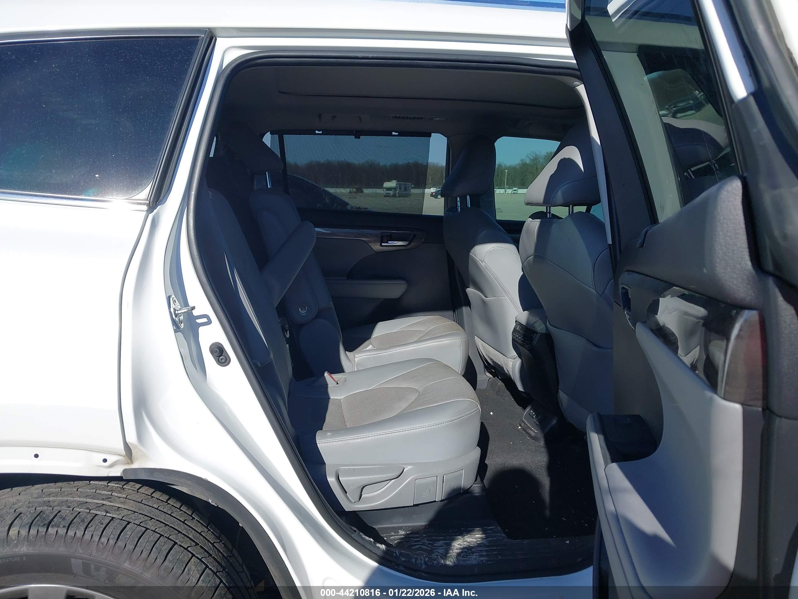 TOYOTA HIGHLANDER image 8