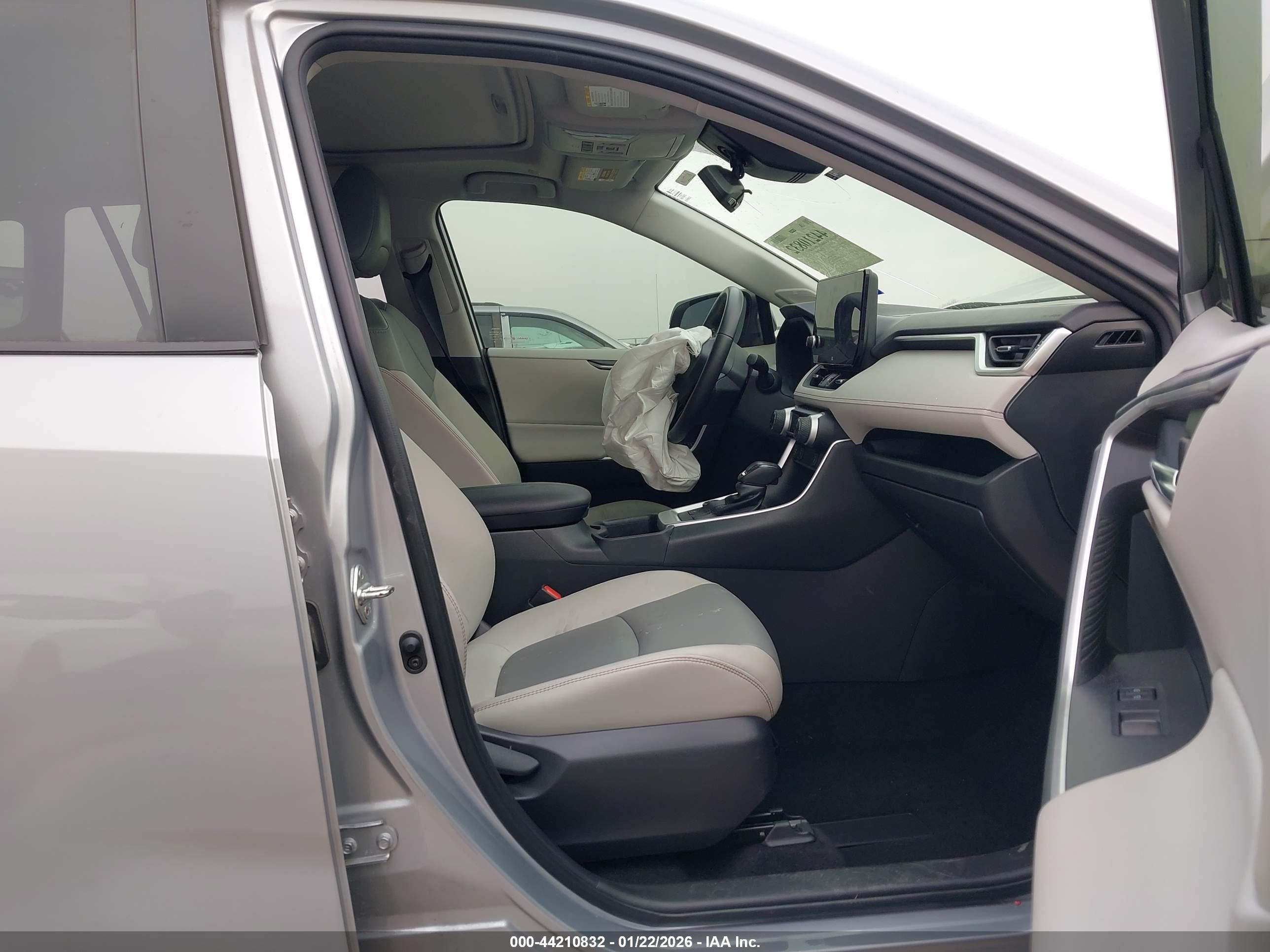 TOYOTA RAV4 image 5