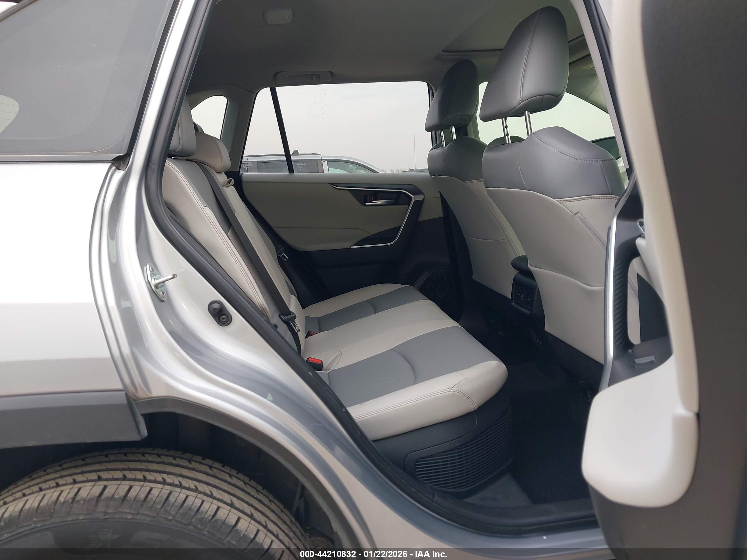 TOYOTA RAV4 image 8