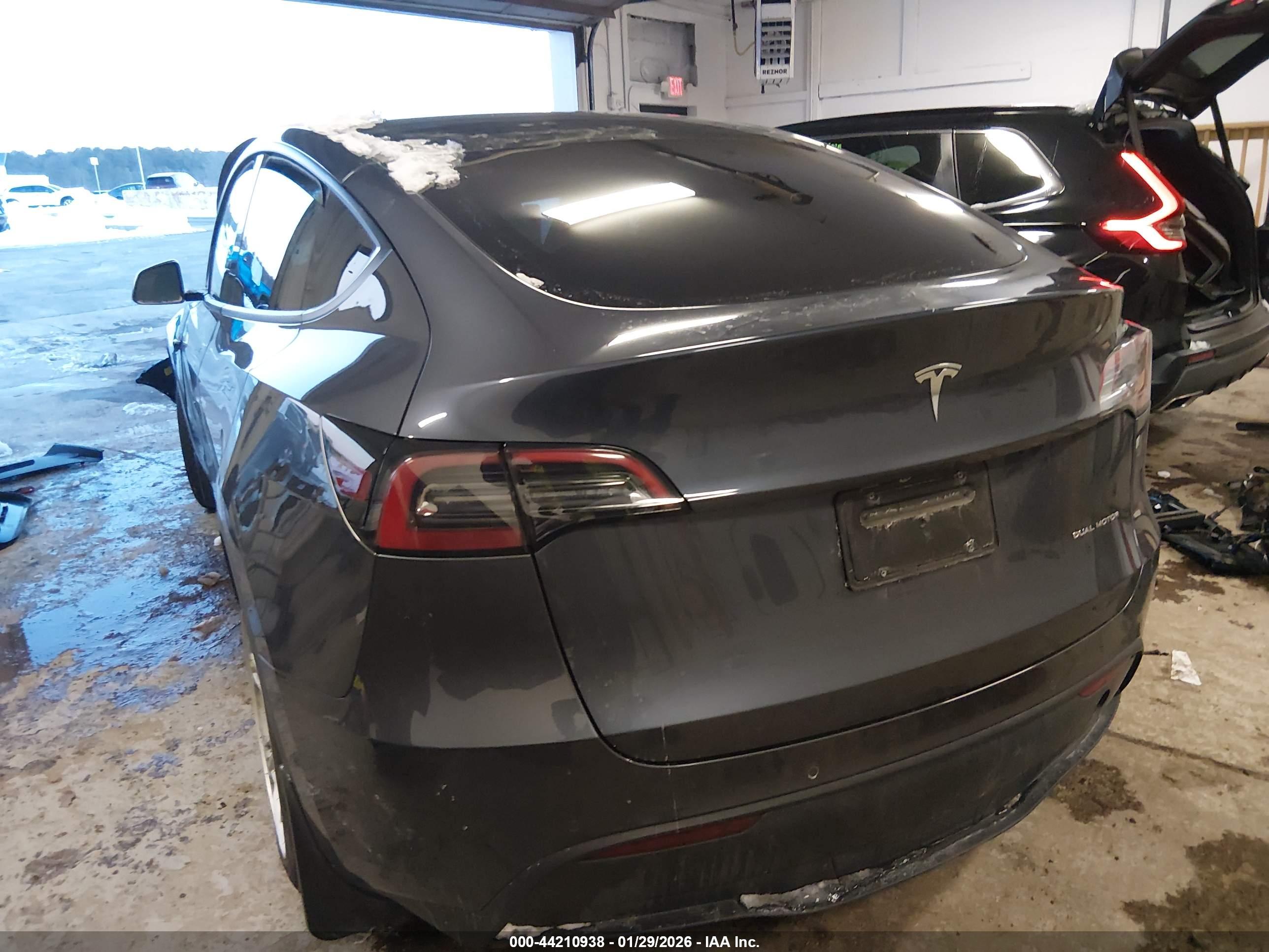 TESLA MODEL image 3