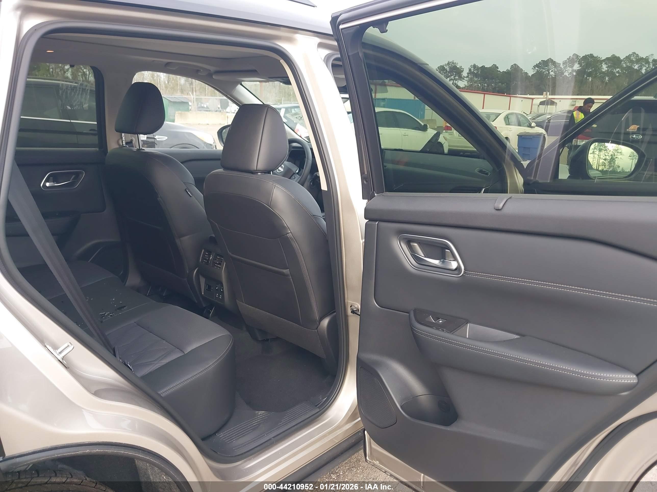 NISSAN ROGUE image 8