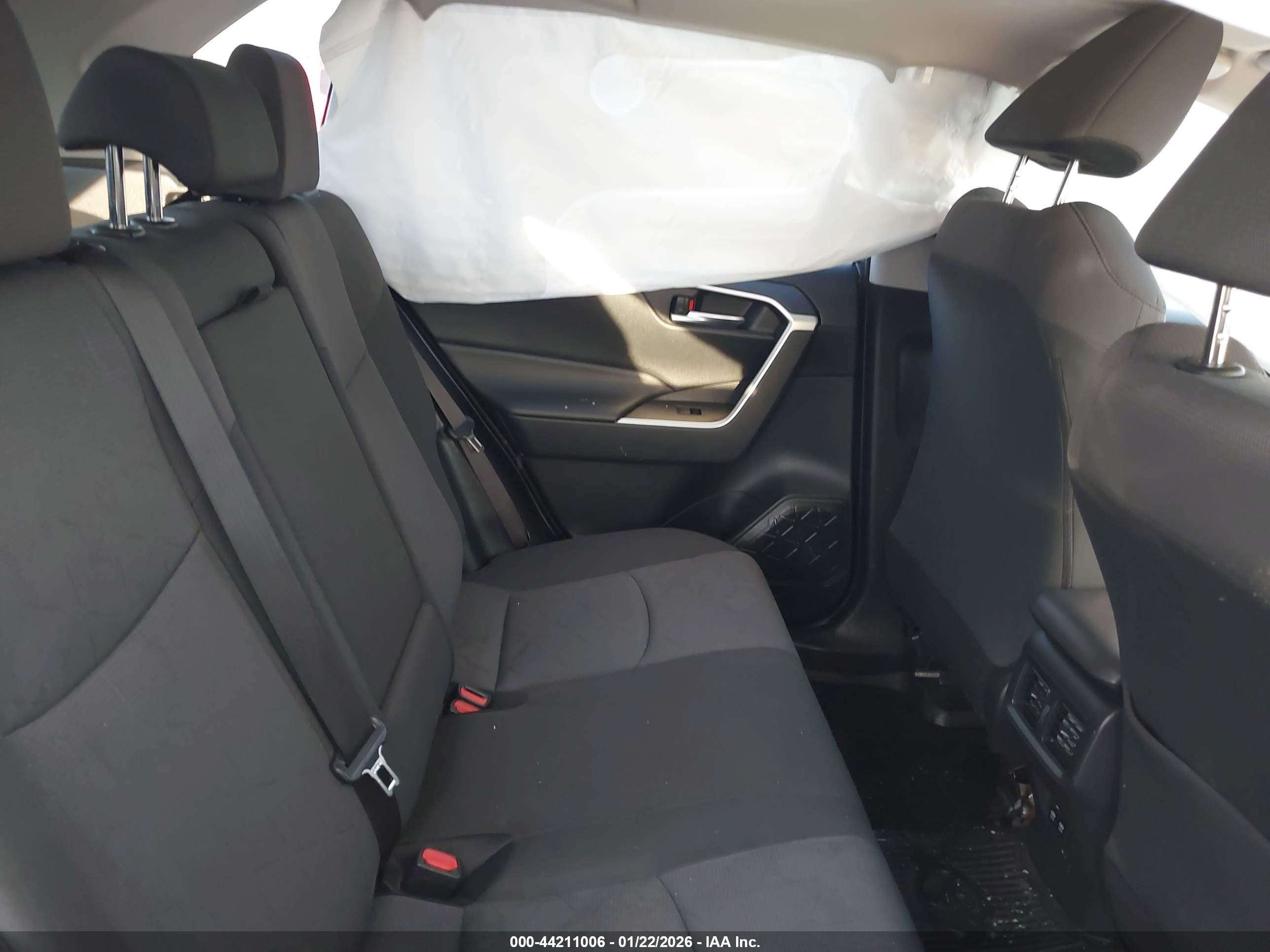 TOYOTA RAV4 image 8