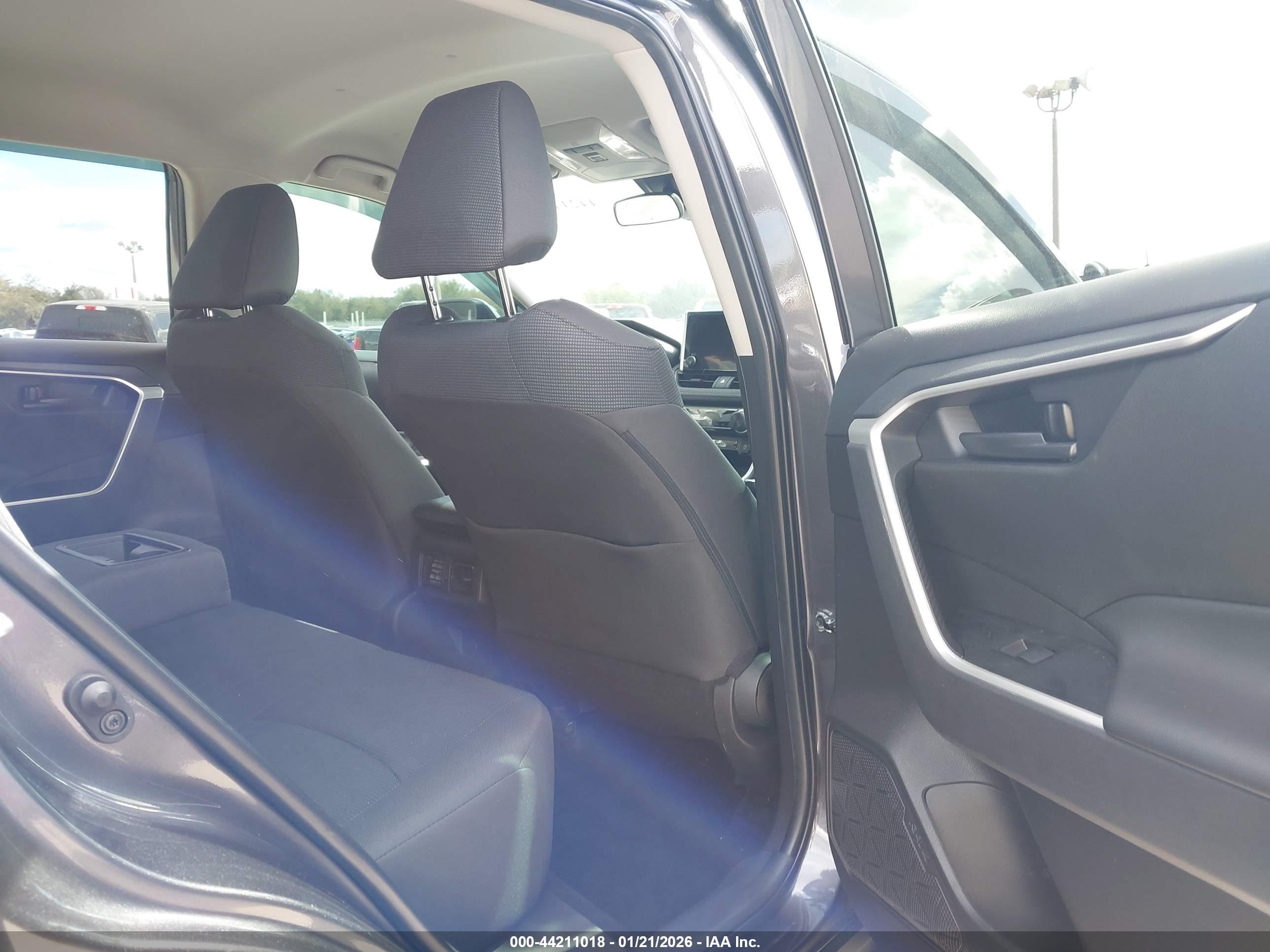 TOYOTA RAV4 image 8