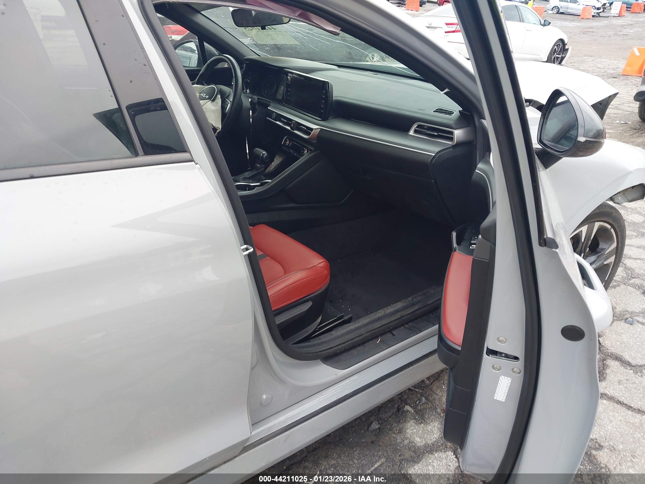KIA K5 image 5
