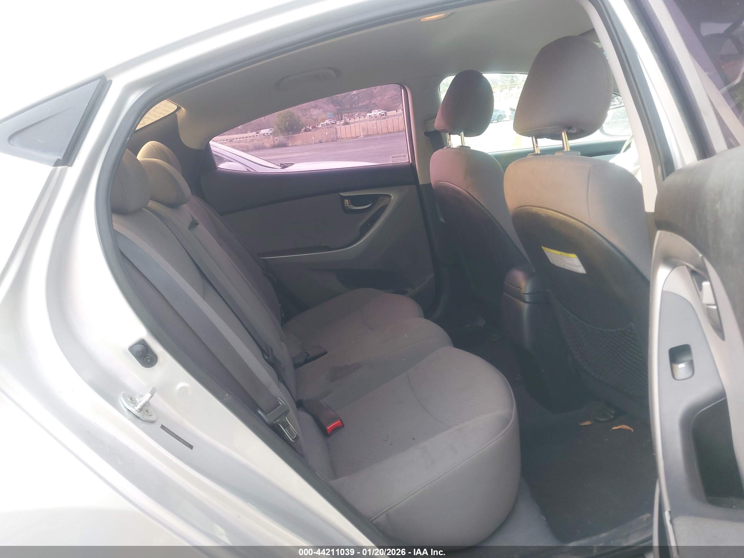 HYUNDAI ELANTRA image 8