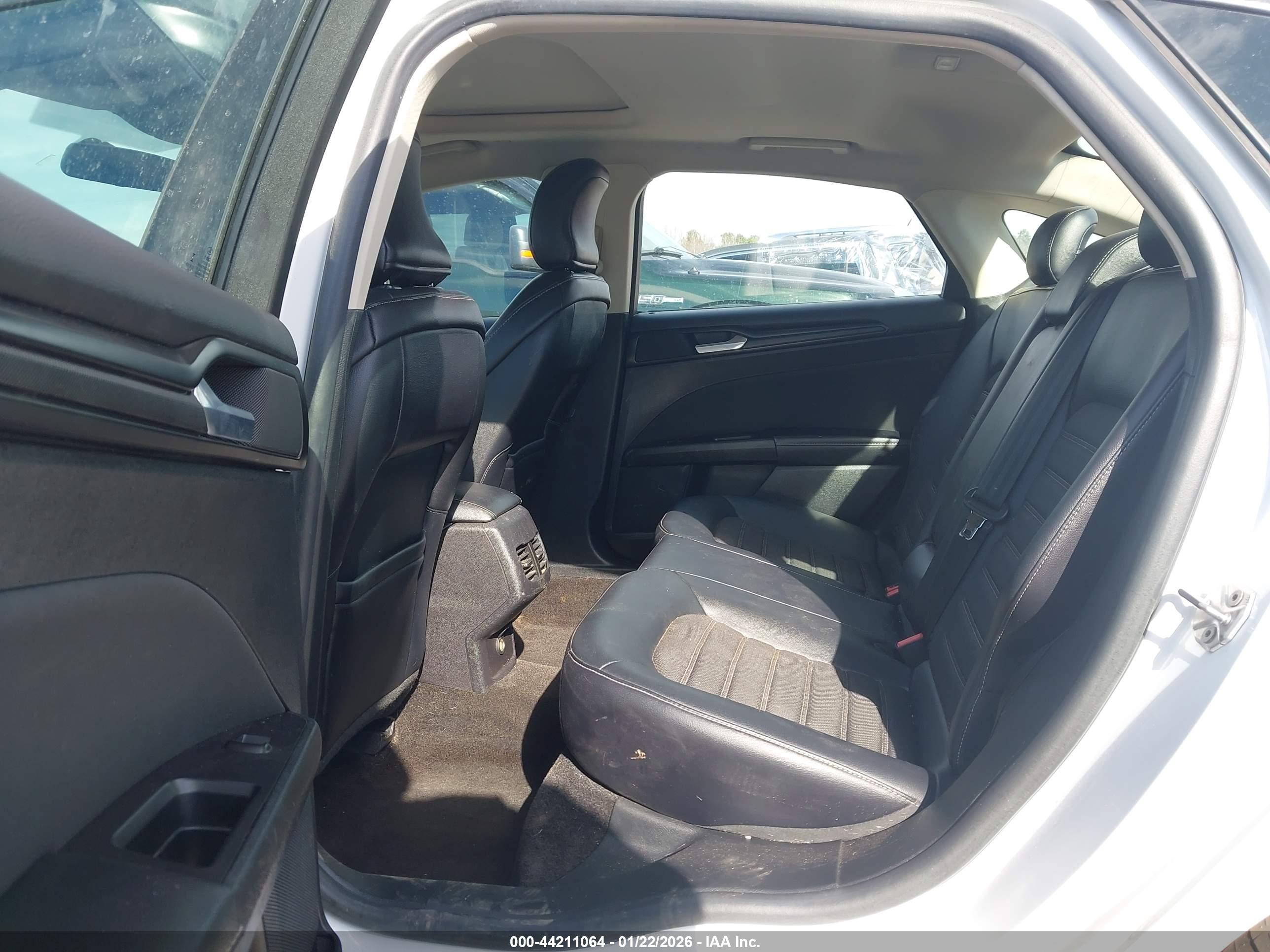 FORD FUSION image 8