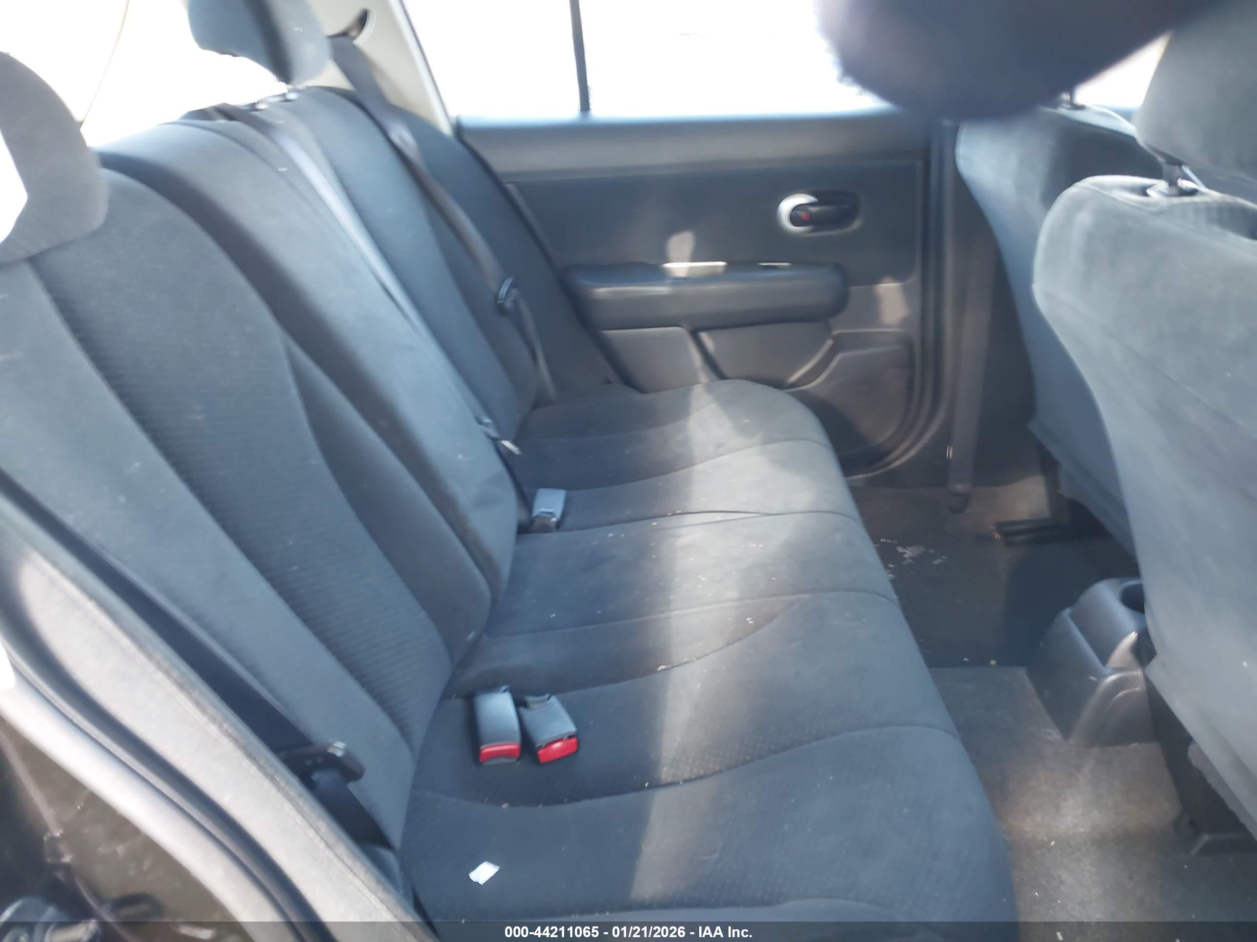NISSAN VERSA image 8