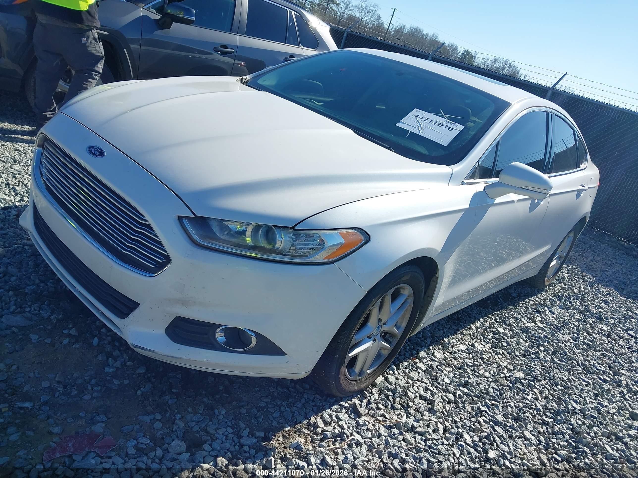 FORD FUSION image 2