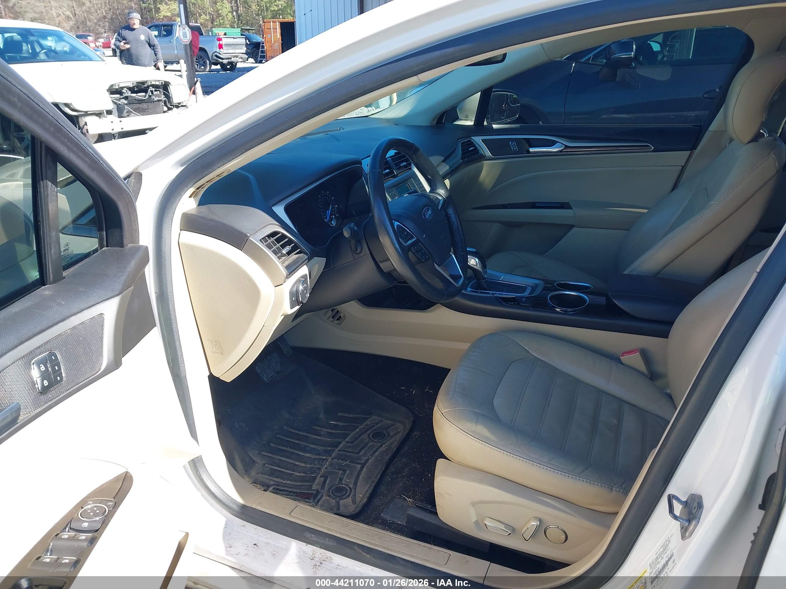 FORD FUSION image 5
