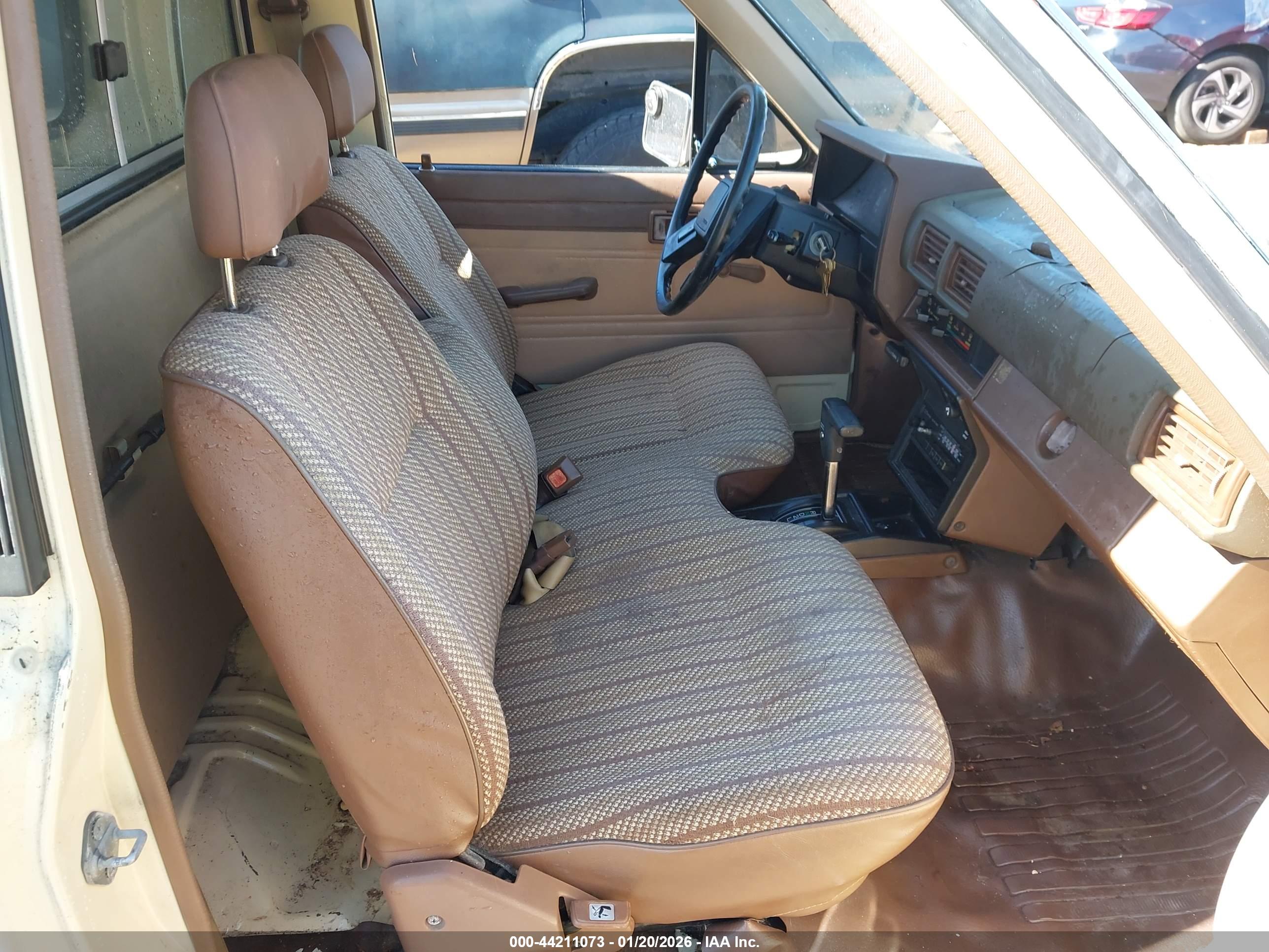 TOYOTA PICKUP image 8
