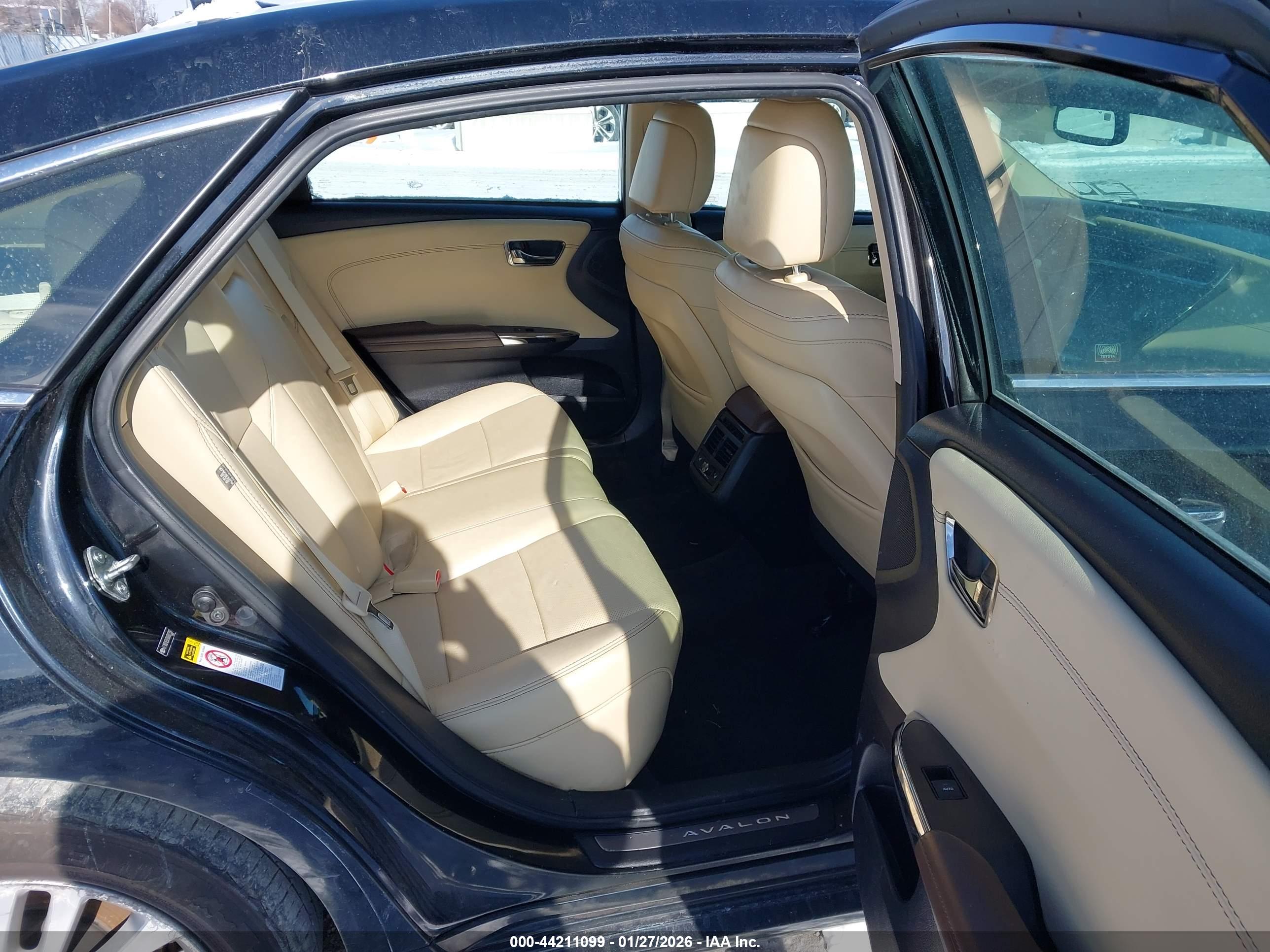 TOYOTA AVALON image 8