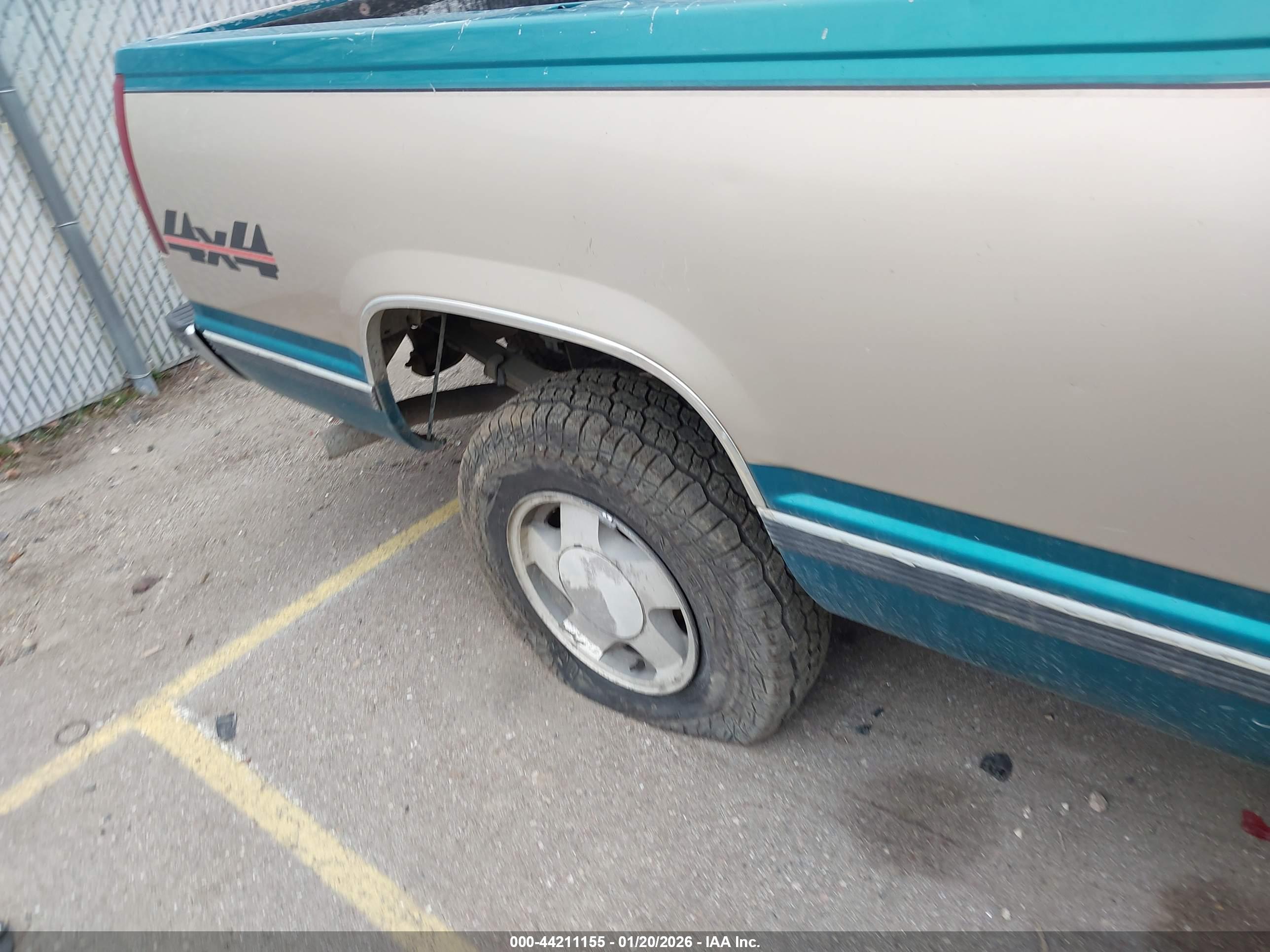 CHEVROLET GMT-400 image 6
