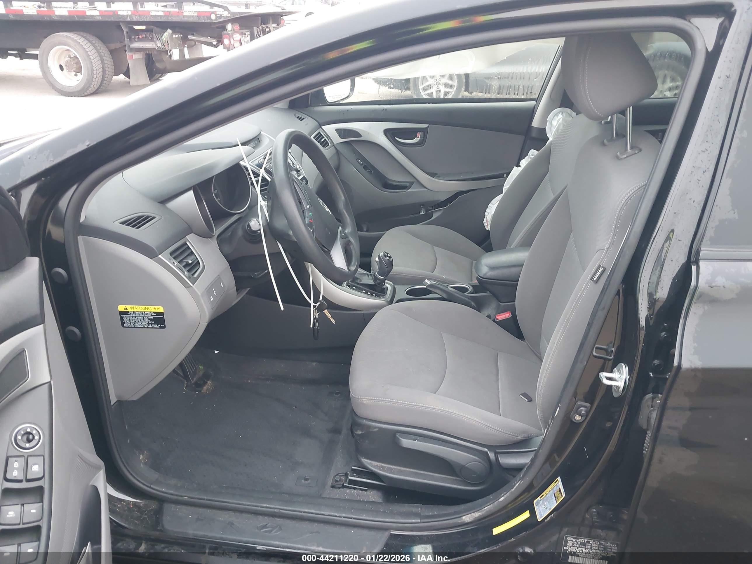 HYUNDAI ELANTRA image 5