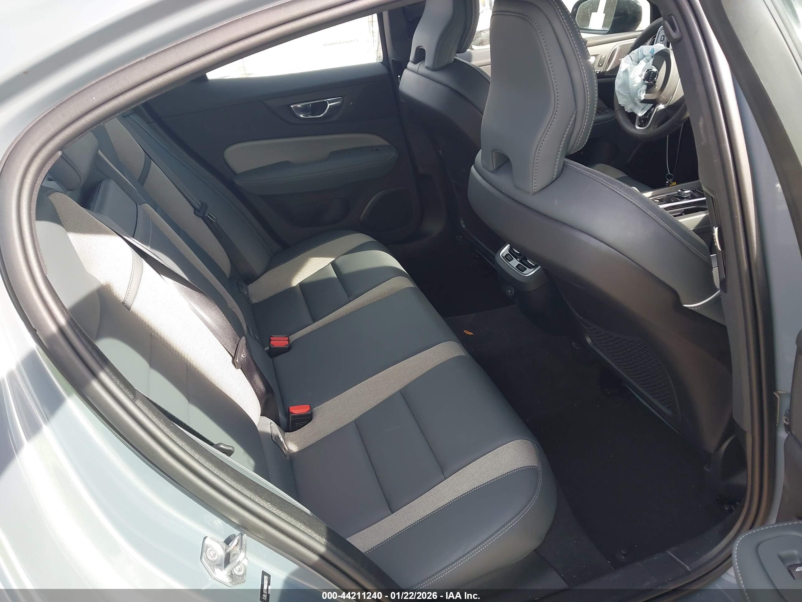 VOLVO S60 image 8