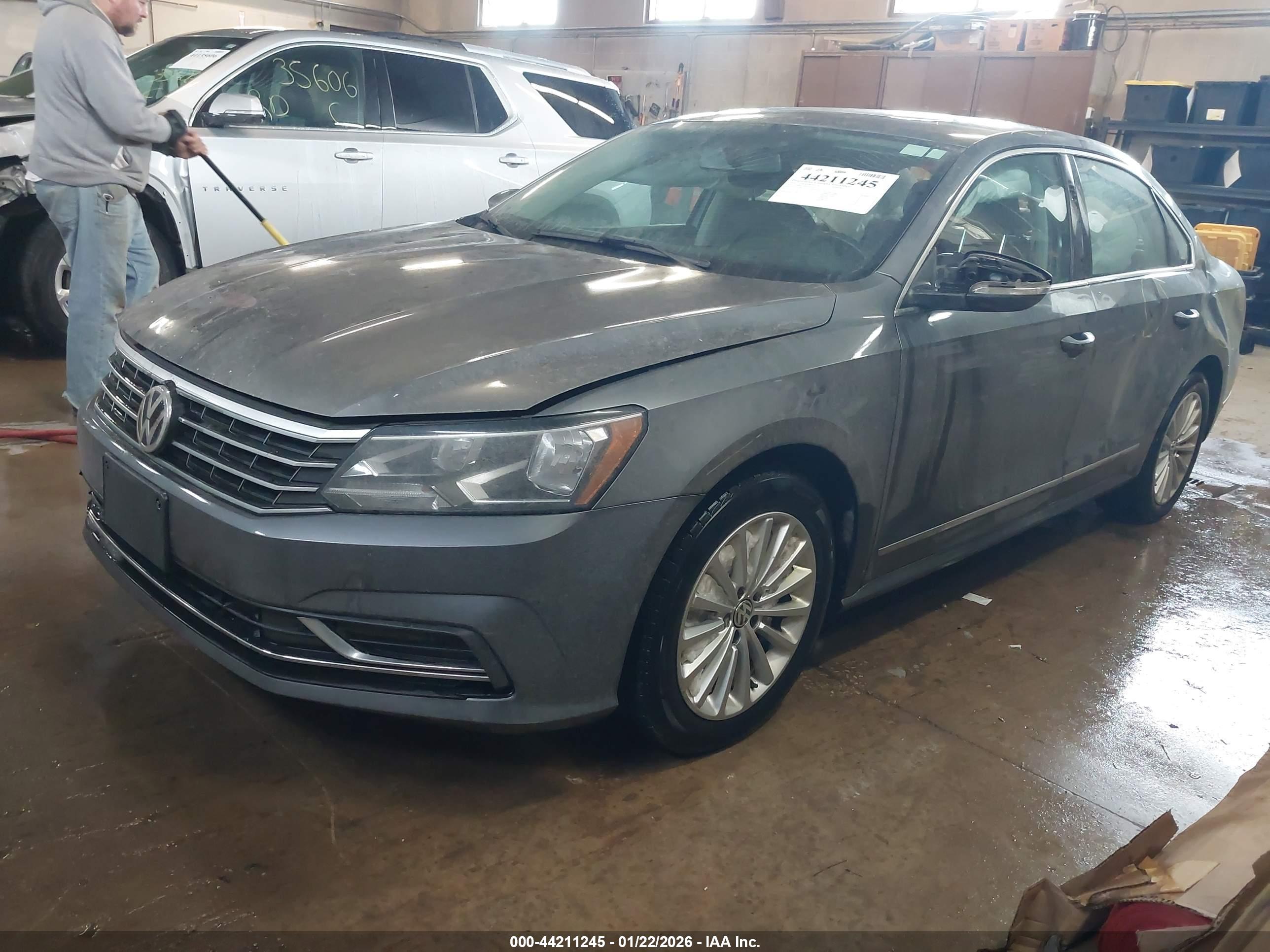 VOLKSWAGEN PASSAT image 2