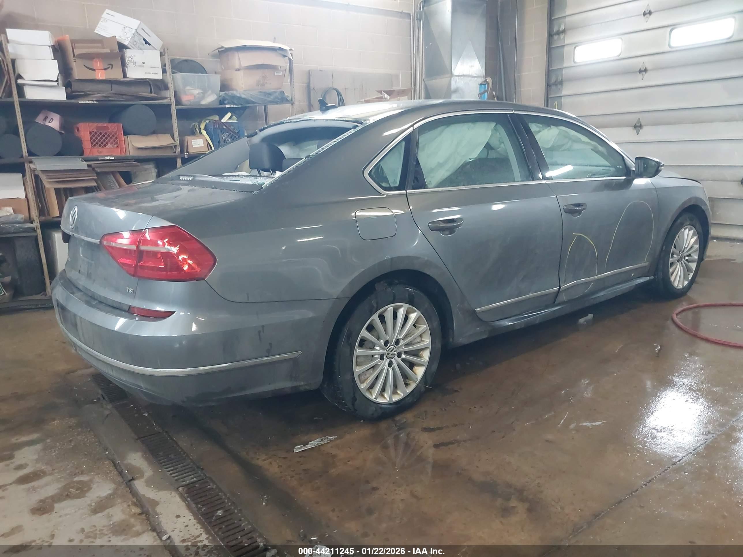 VOLKSWAGEN PASSAT image 4