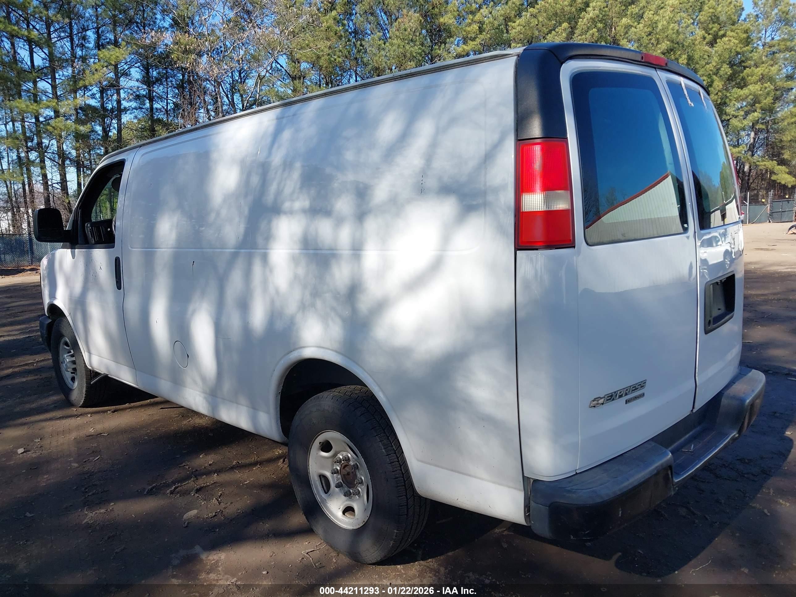 CHEVROLET EXPRESS image 3