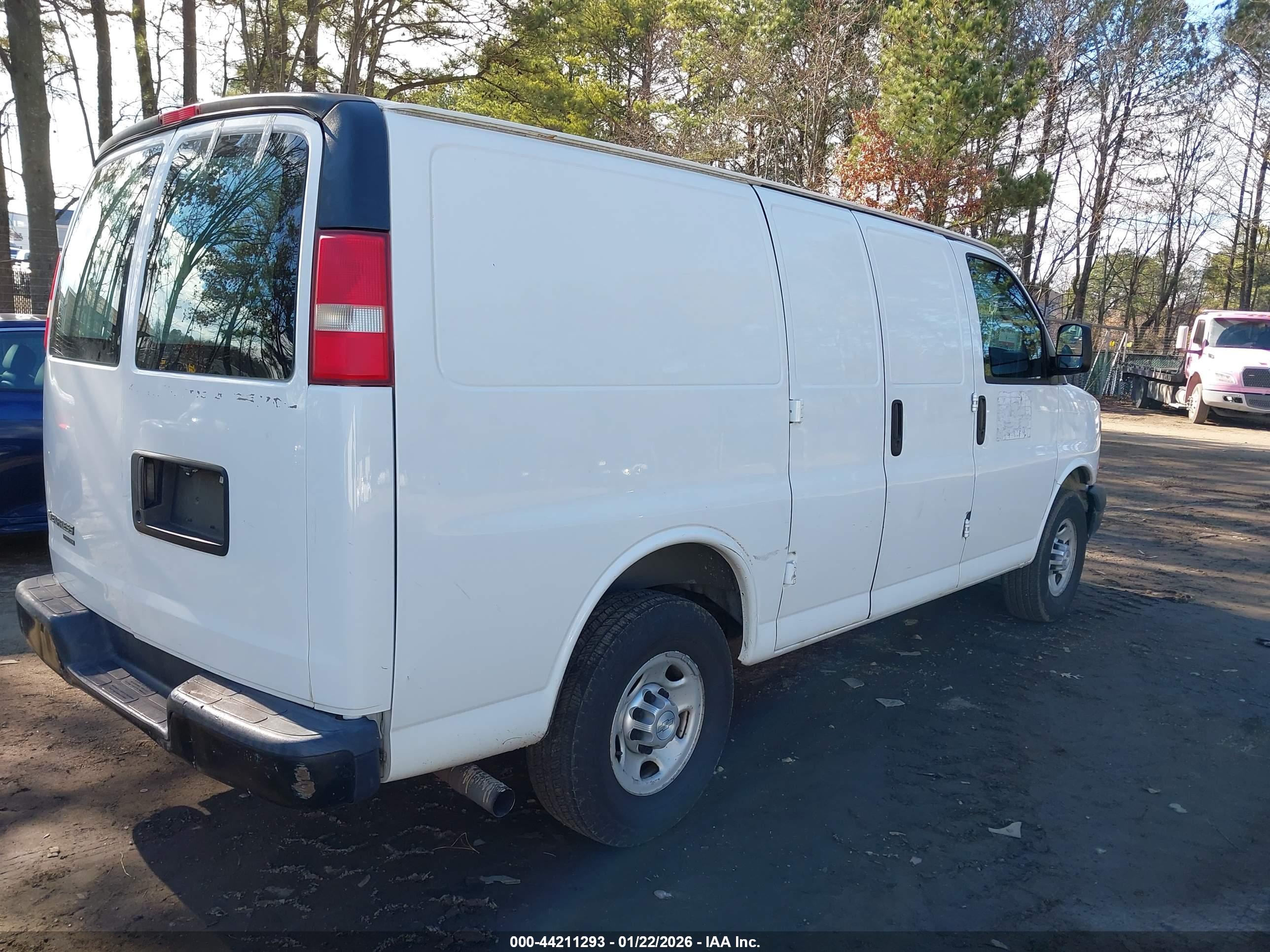 CHEVROLET EXPRESS image 4