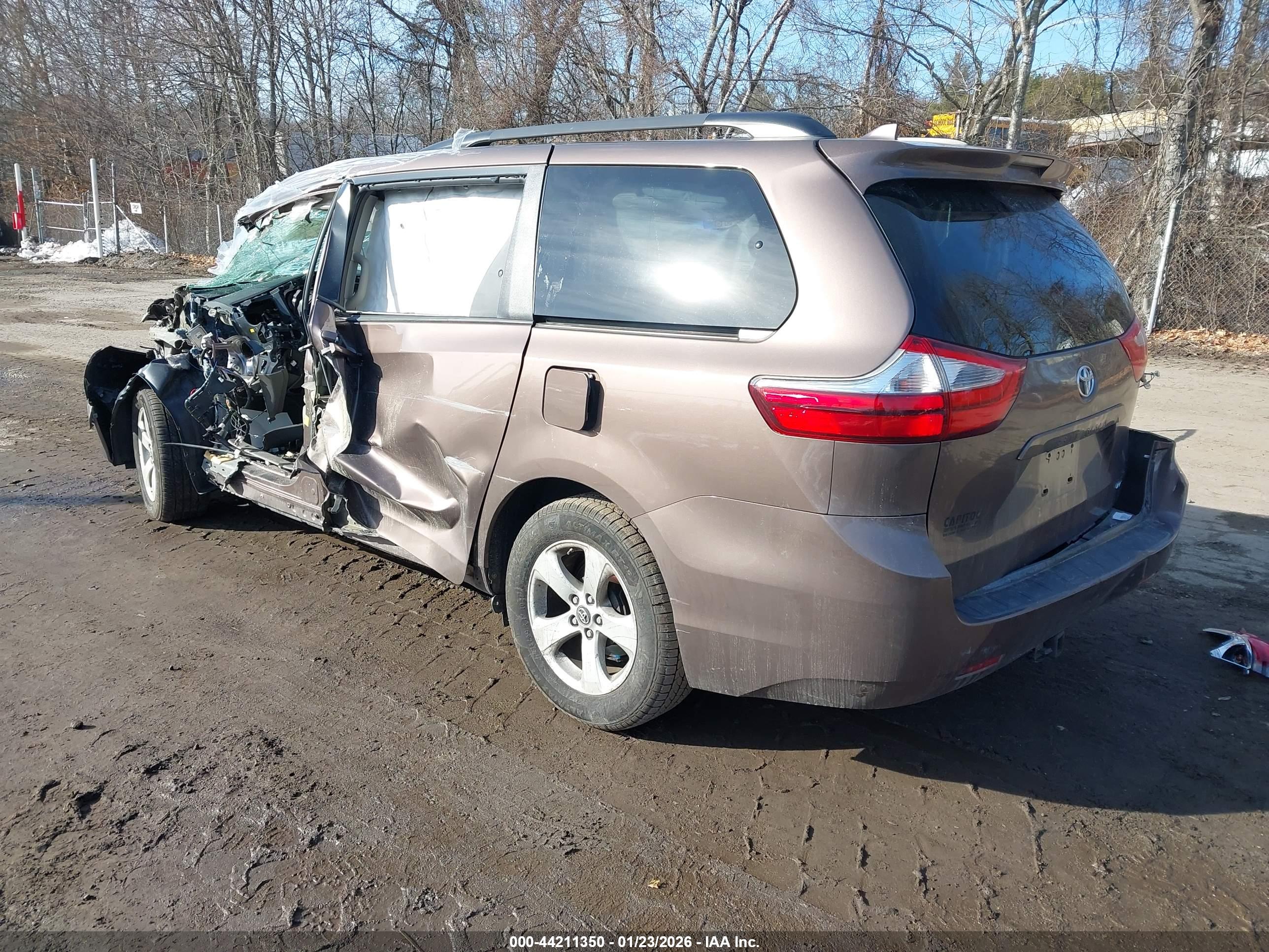 TOYOTA SIENNA image 3