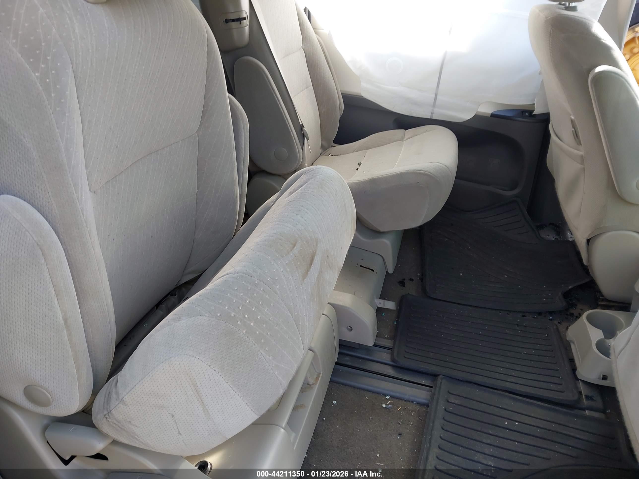 TOYOTA SIENNA image 8