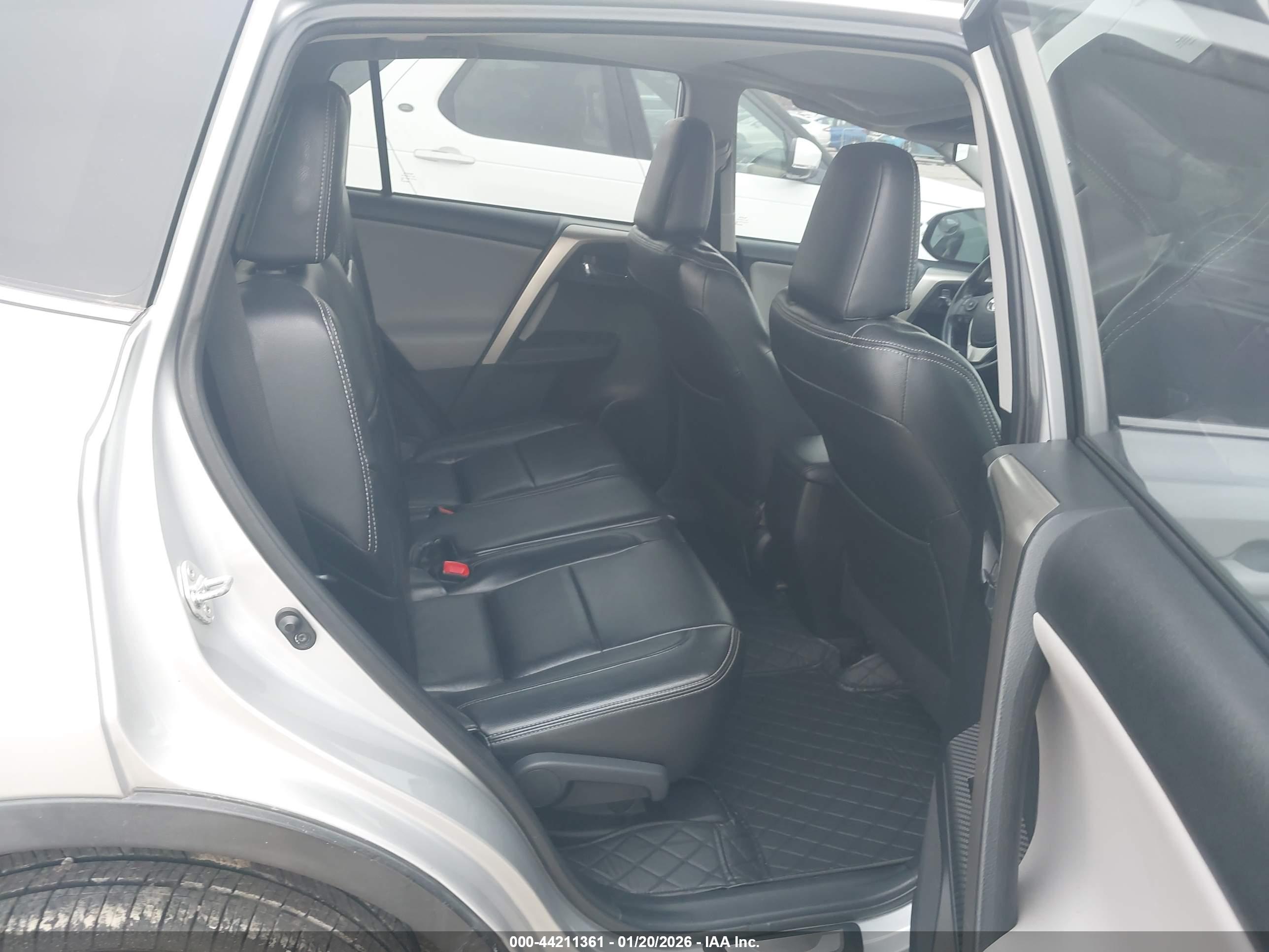 TOYOTA RAV4 image 8