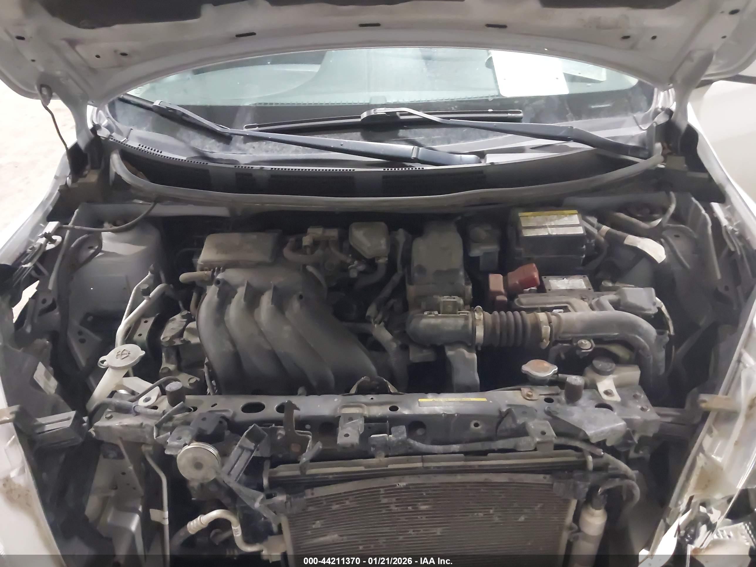NISSAN VERSA image 10