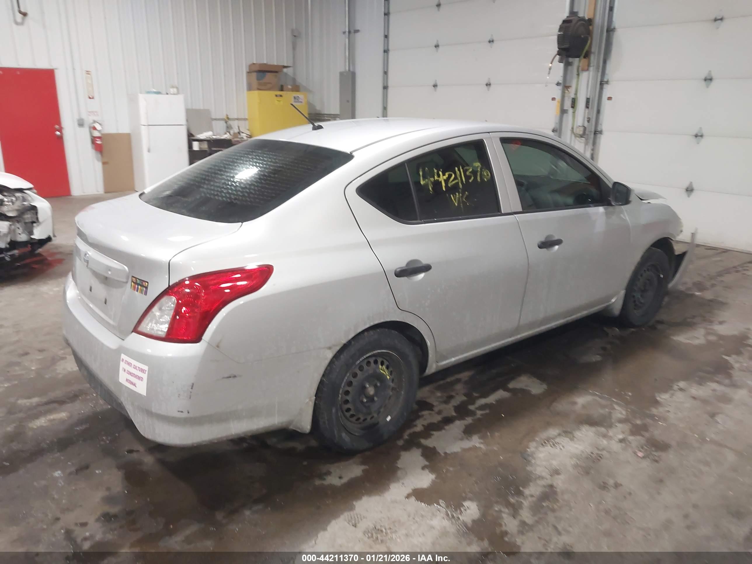NISSAN VERSA image 4