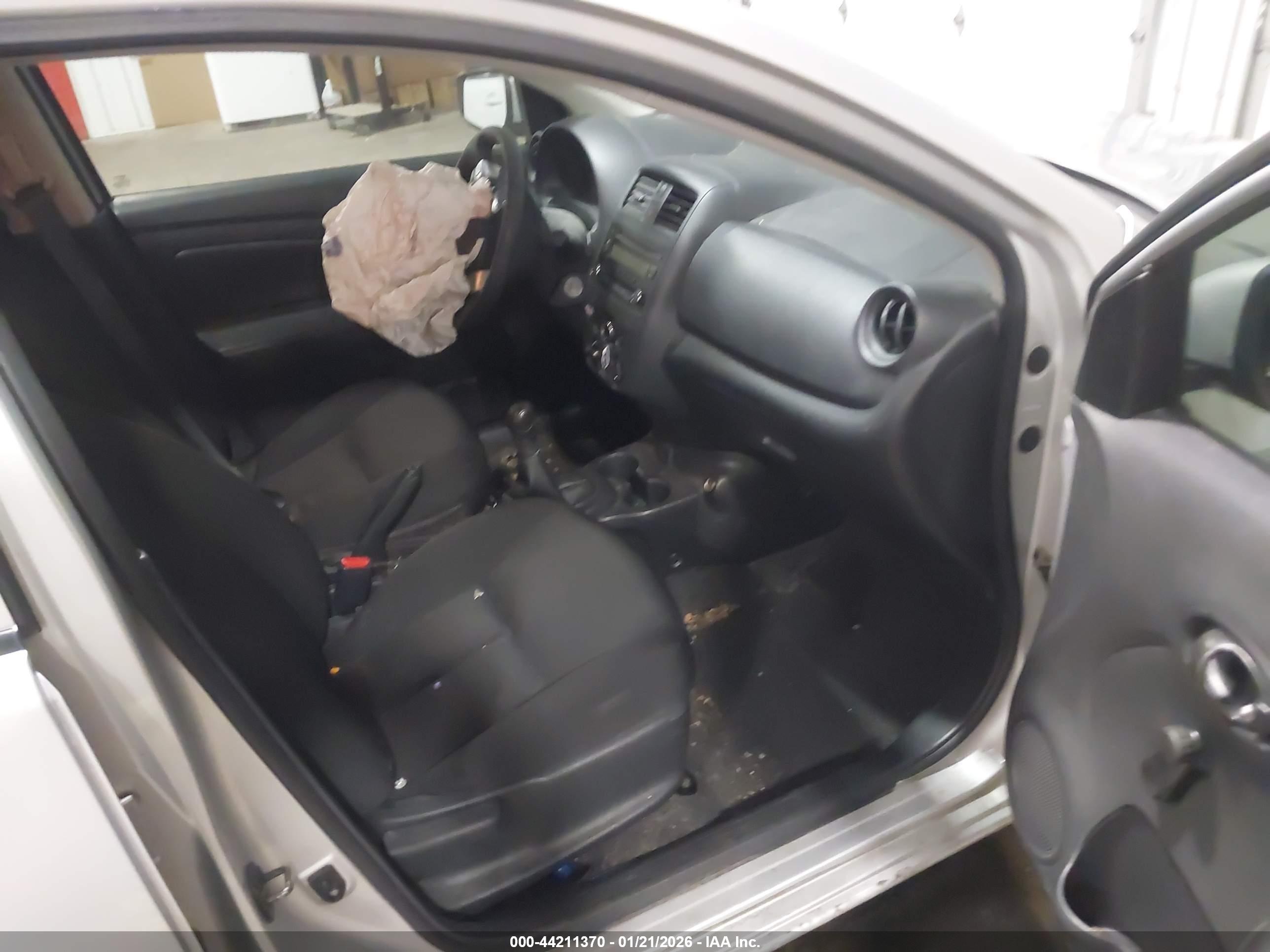 NISSAN VERSA image 5