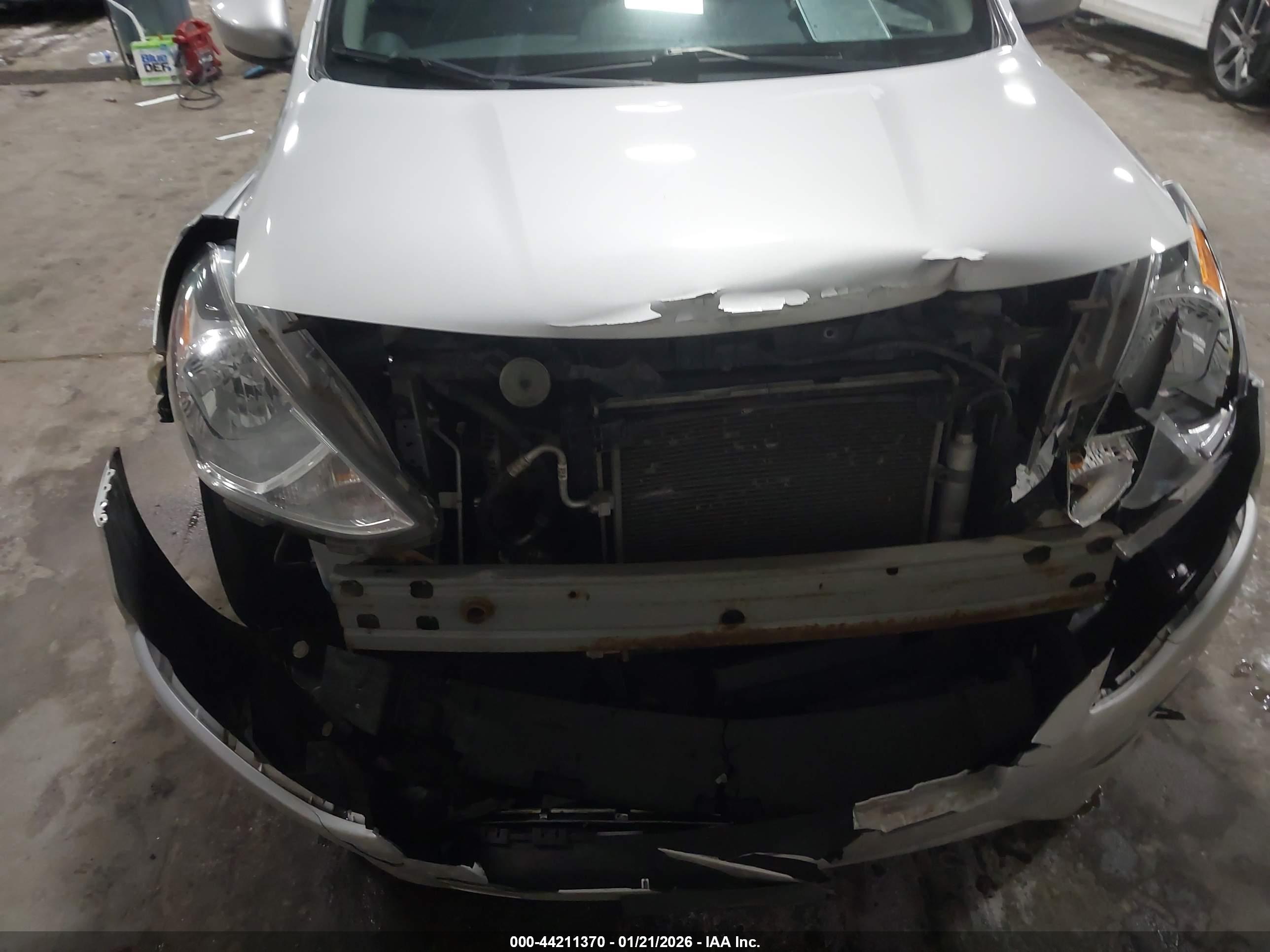 NISSAN VERSA image 6