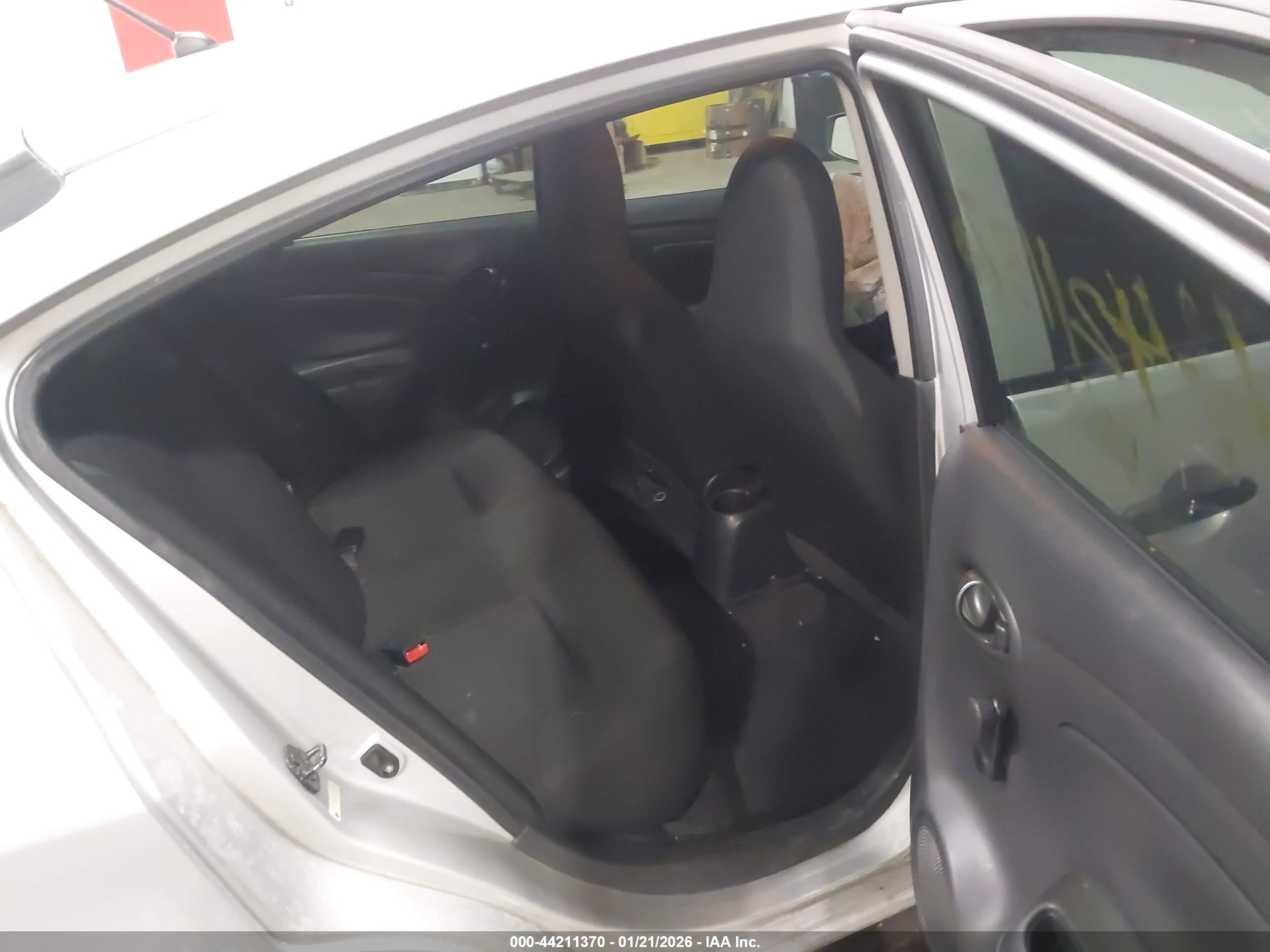 NISSAN VERSA image 8