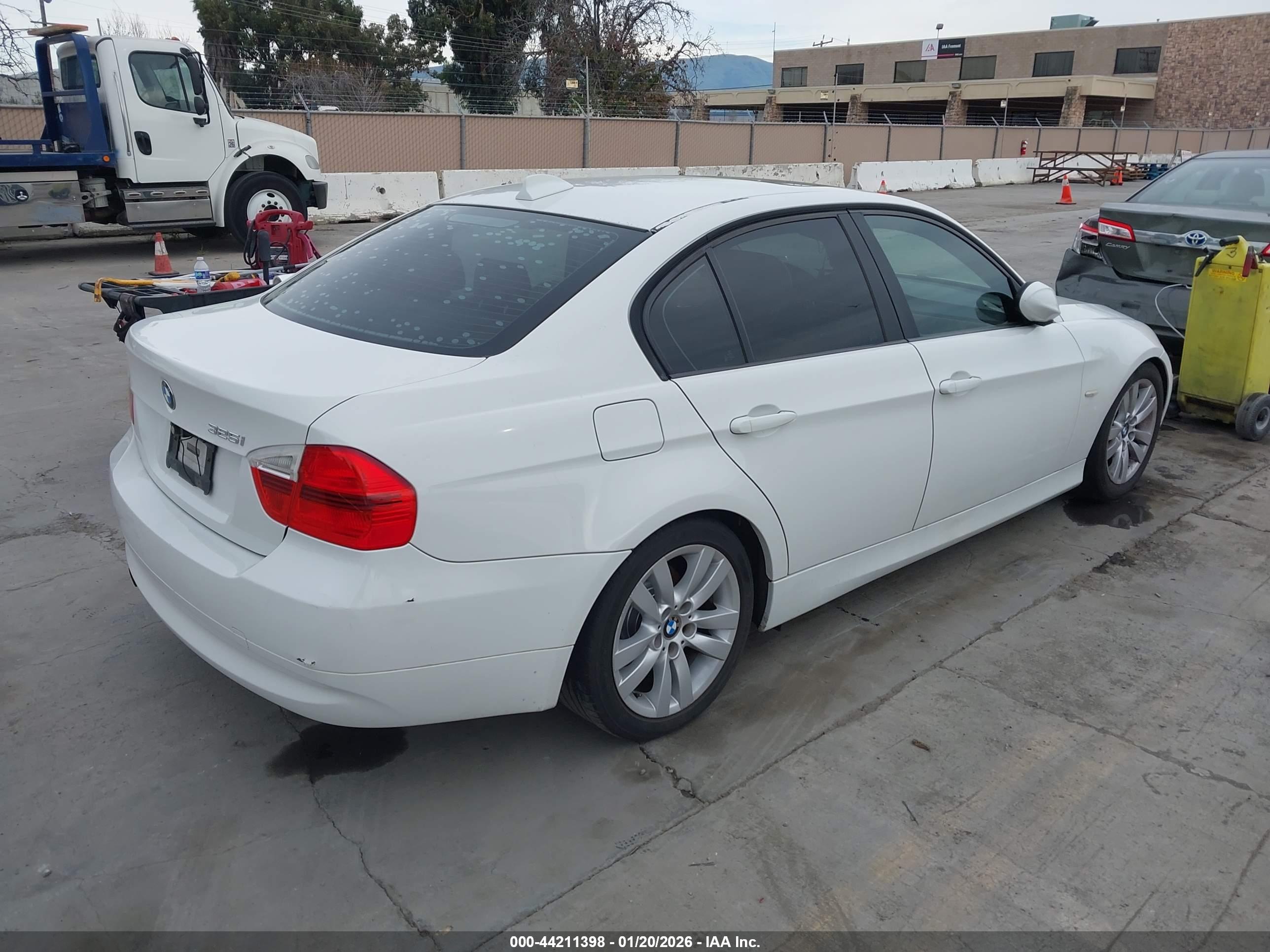 BMW 325I image 4