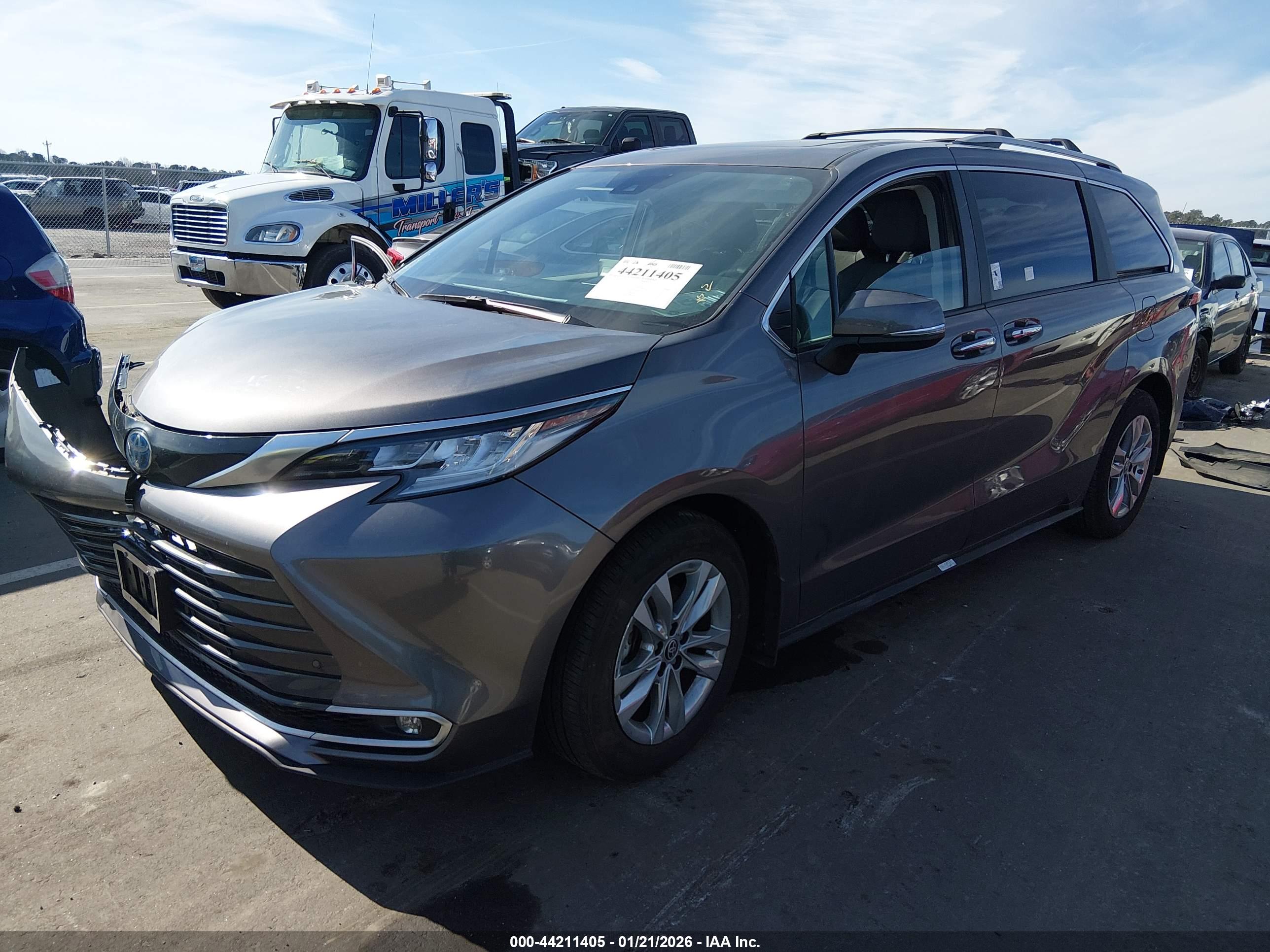 TOYOTA SIENNA image 2