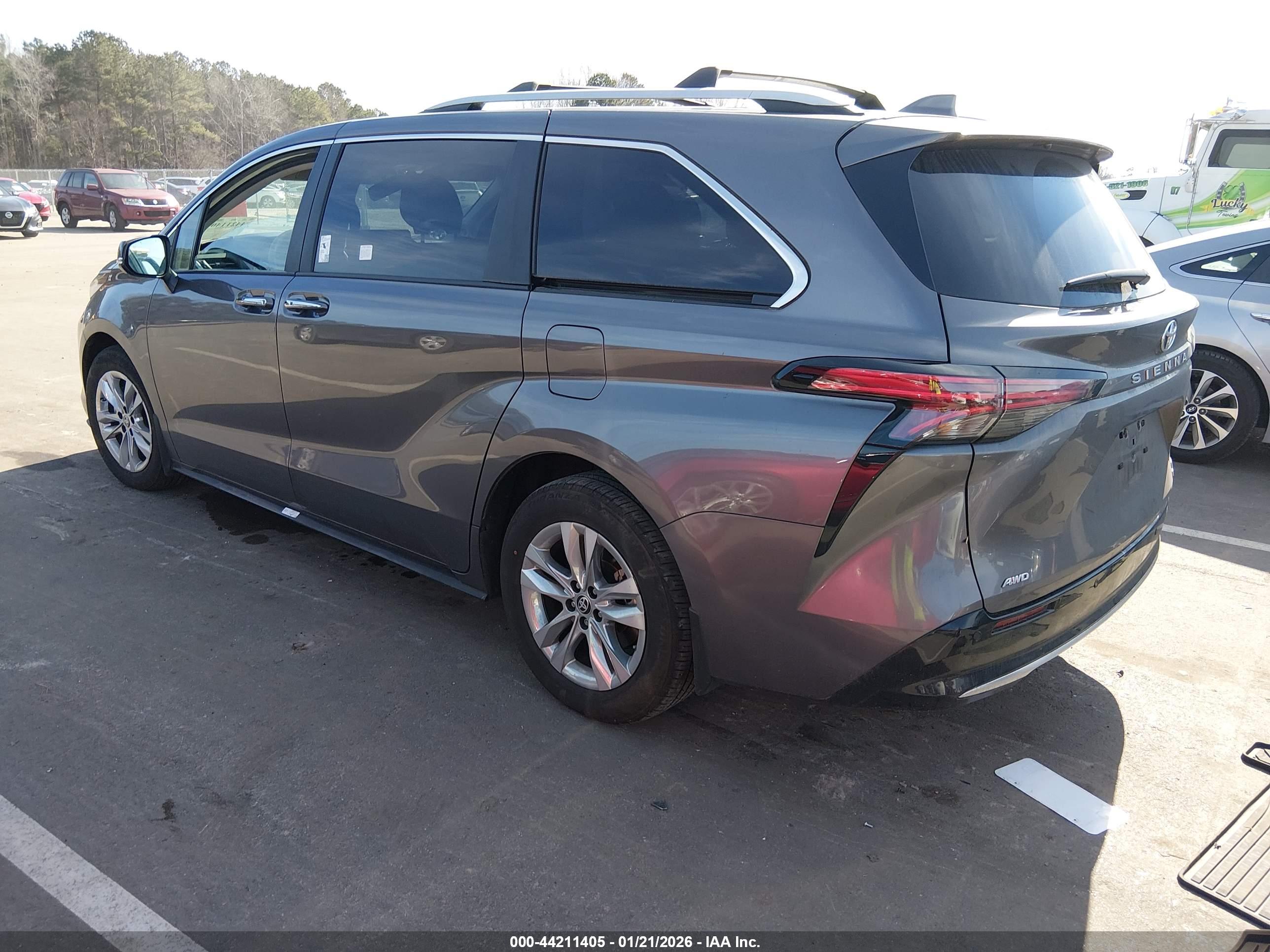 TOYOTA SIENNA image 3