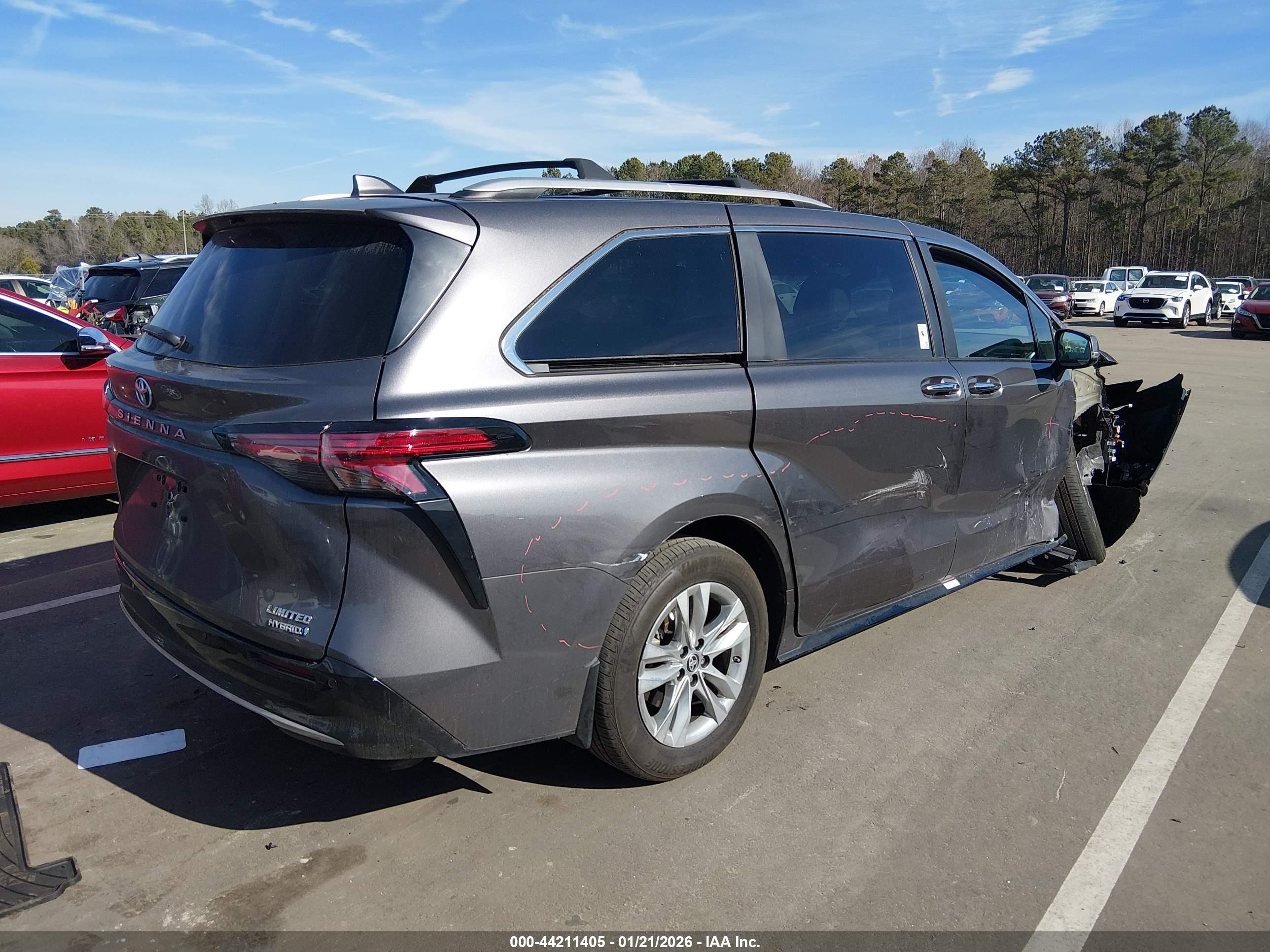 TOYOTA SIENNA image 4