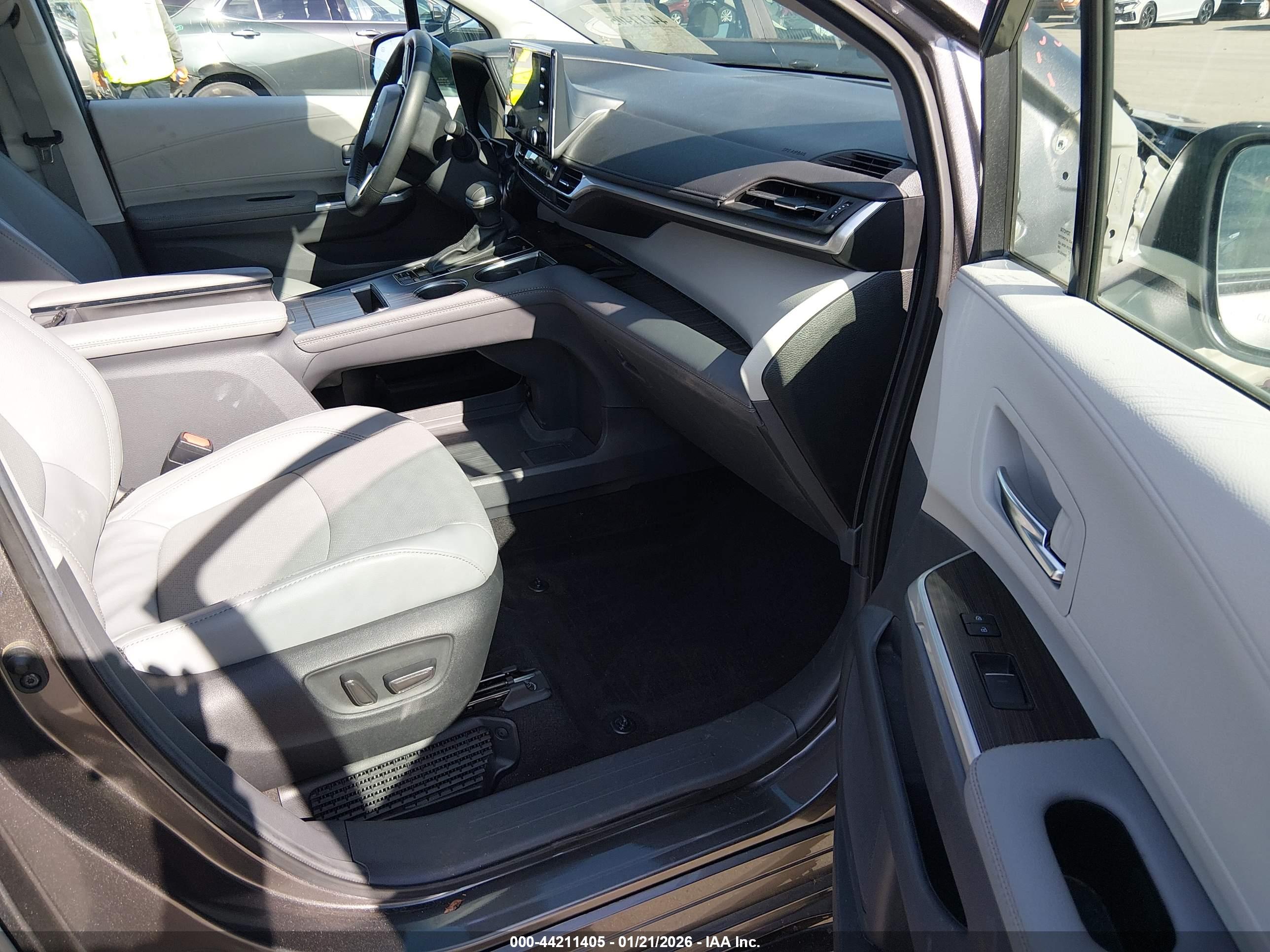 TOYOTA SIENNA image 5
