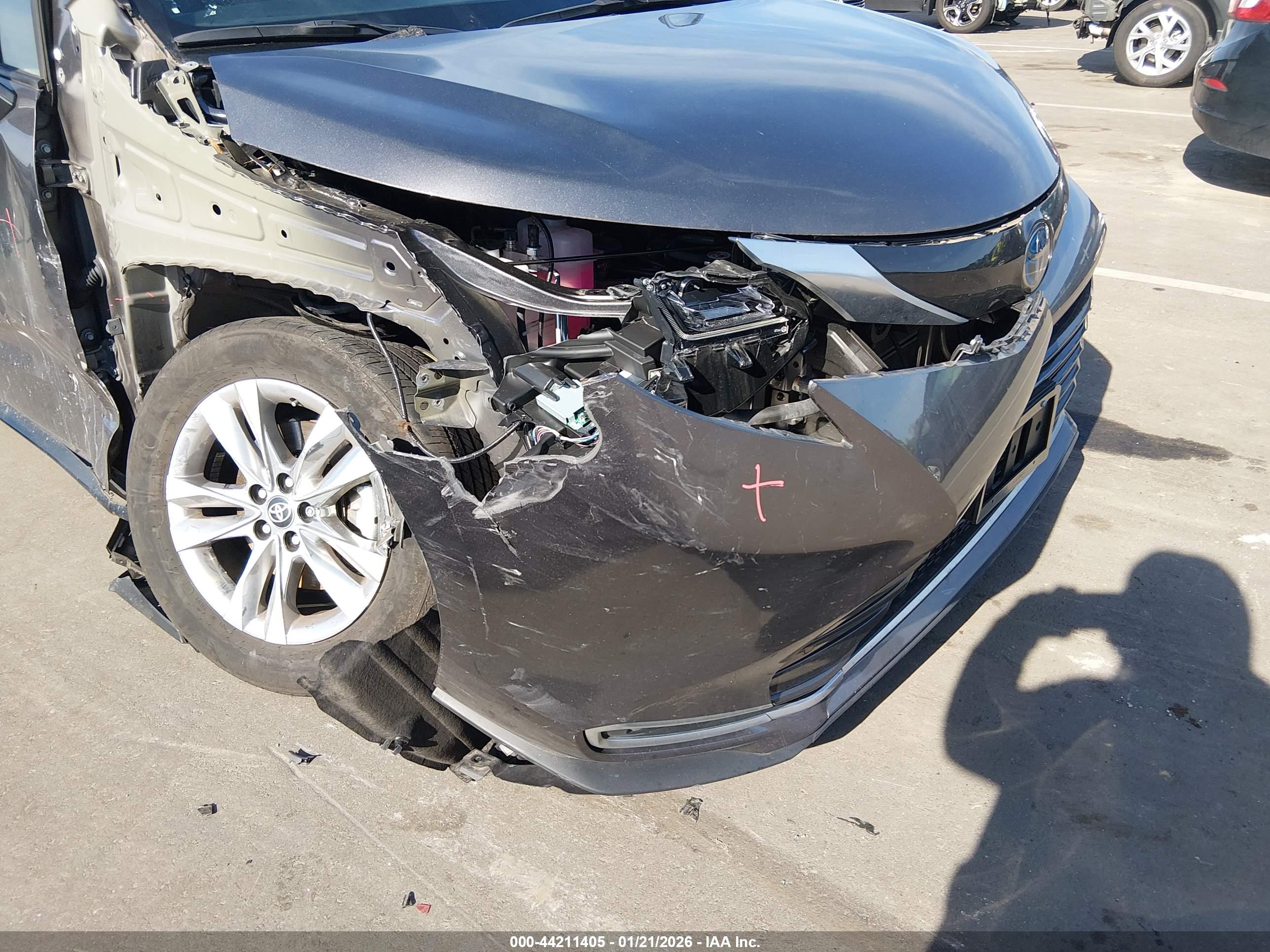 TOYOTA SIENNA image 6