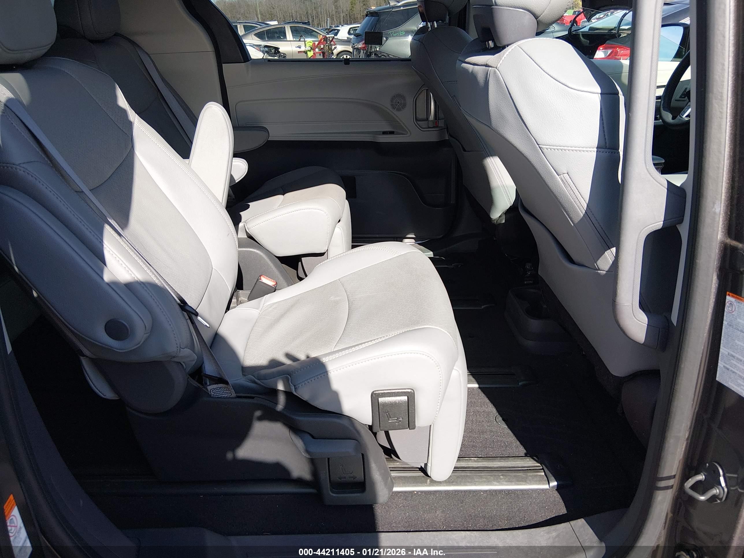 TOYOTA SIENNA image 8