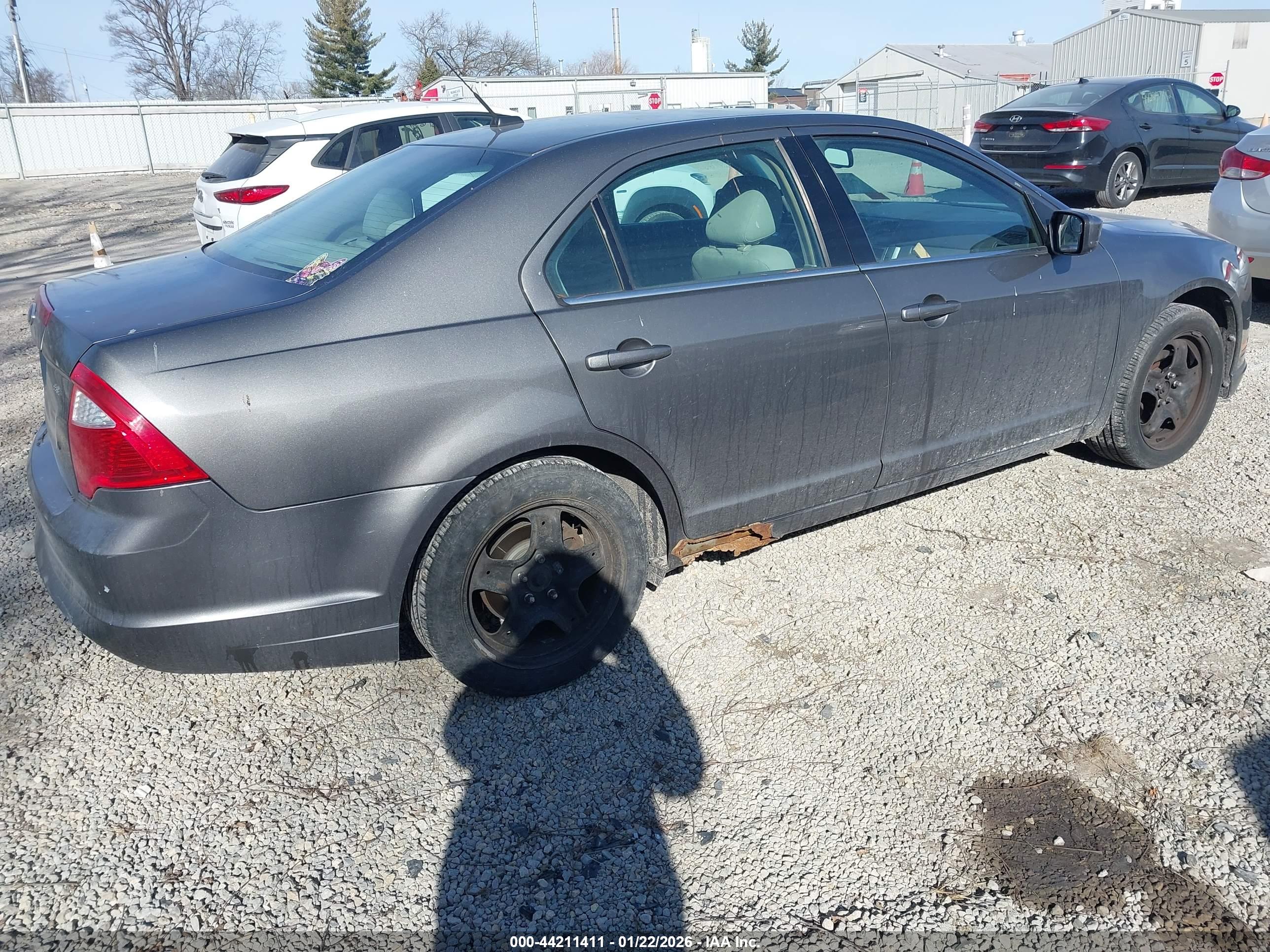 FORD FUSION image 4