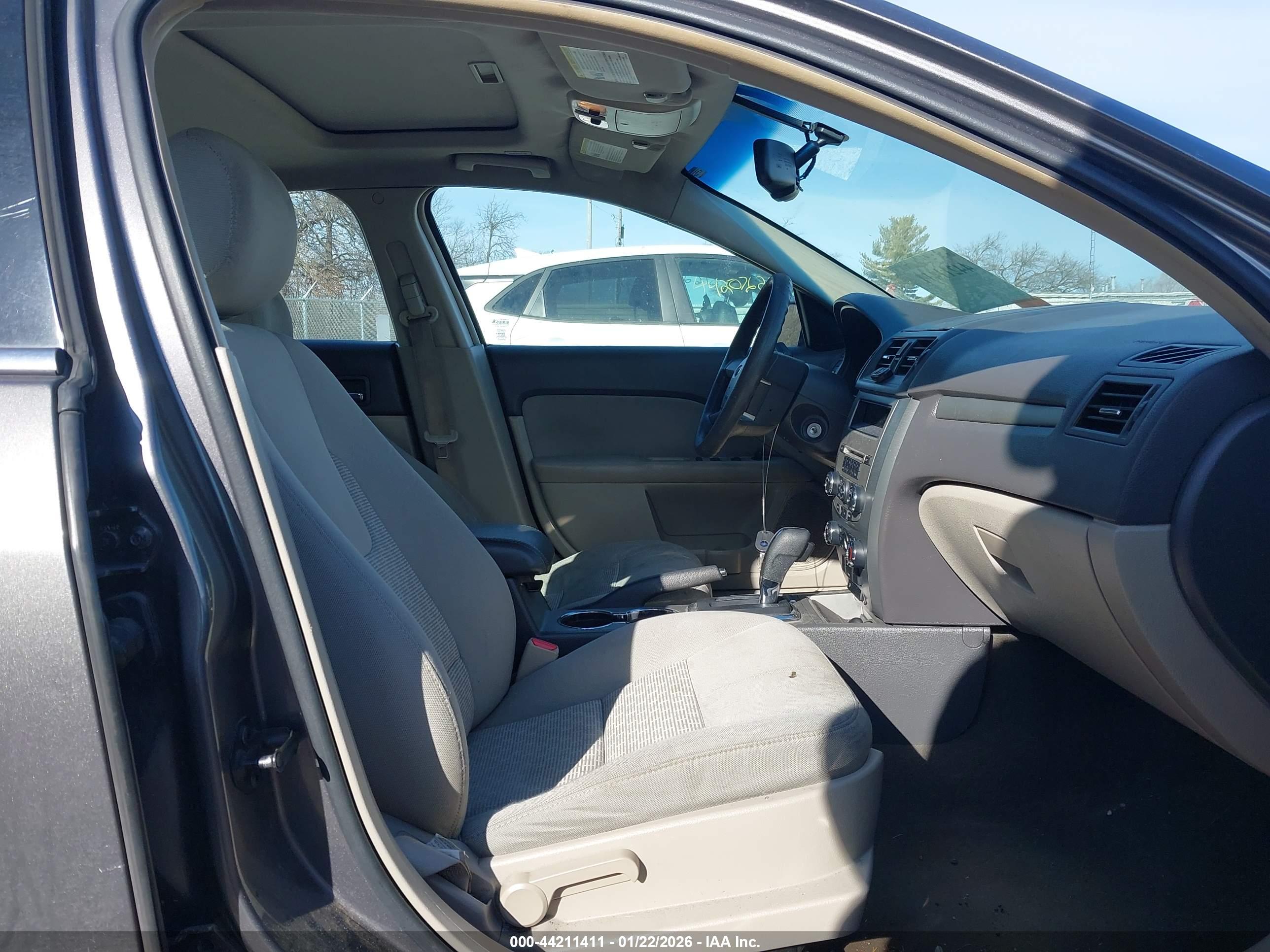 FORD FUSION image 5
