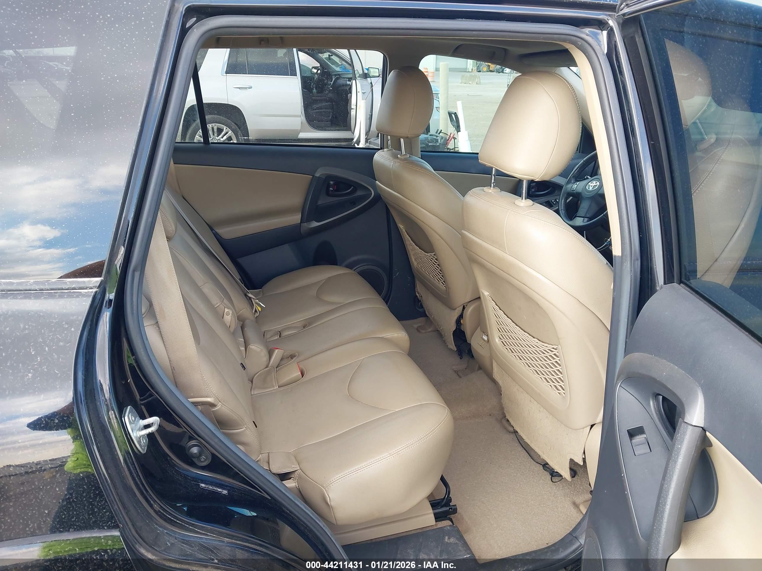 TOYOTA RAV4 image 8