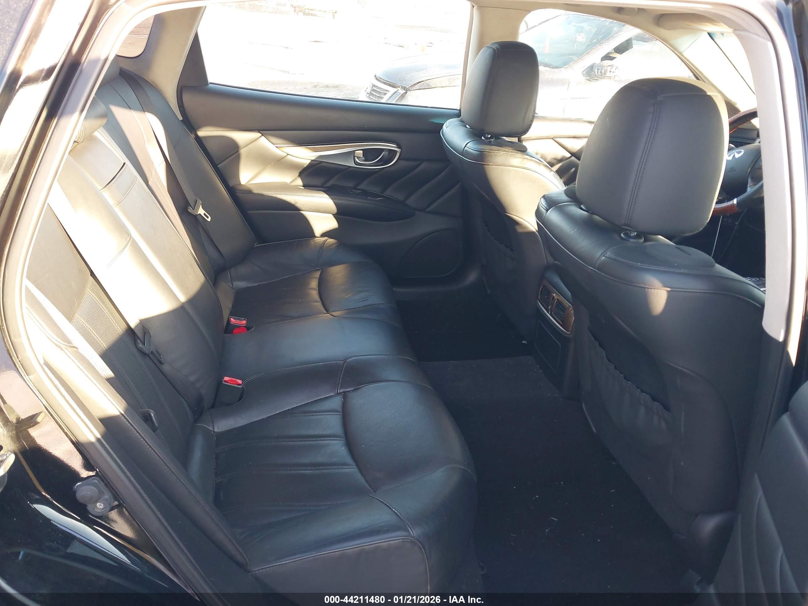 INFINITI Q70L image 8