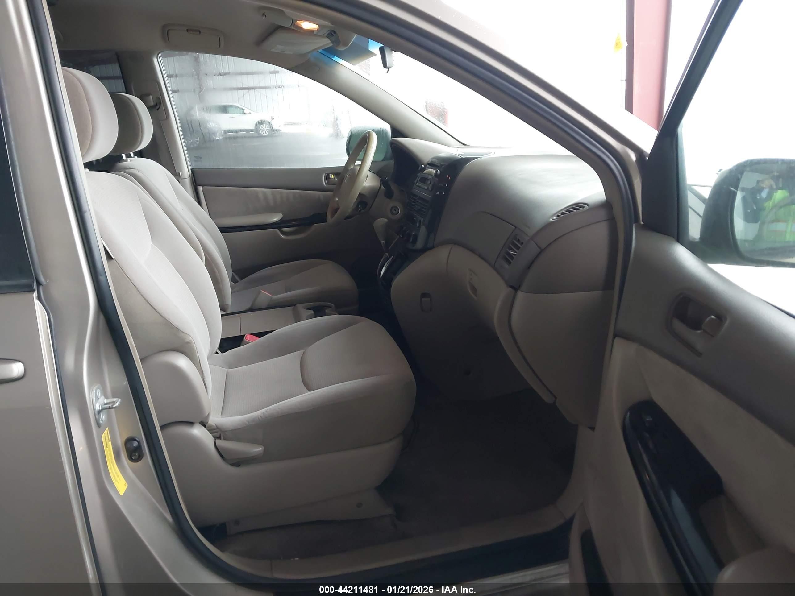 TOYOTA SIENNA image 5